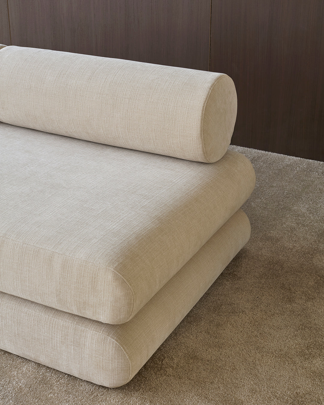 Circlus Tagesbett Mit Rückenpolstern in 410 Esina Almond präsentiert im Onlineshop von KAQTU Design AG. Bettsofa ist von Innovation Living