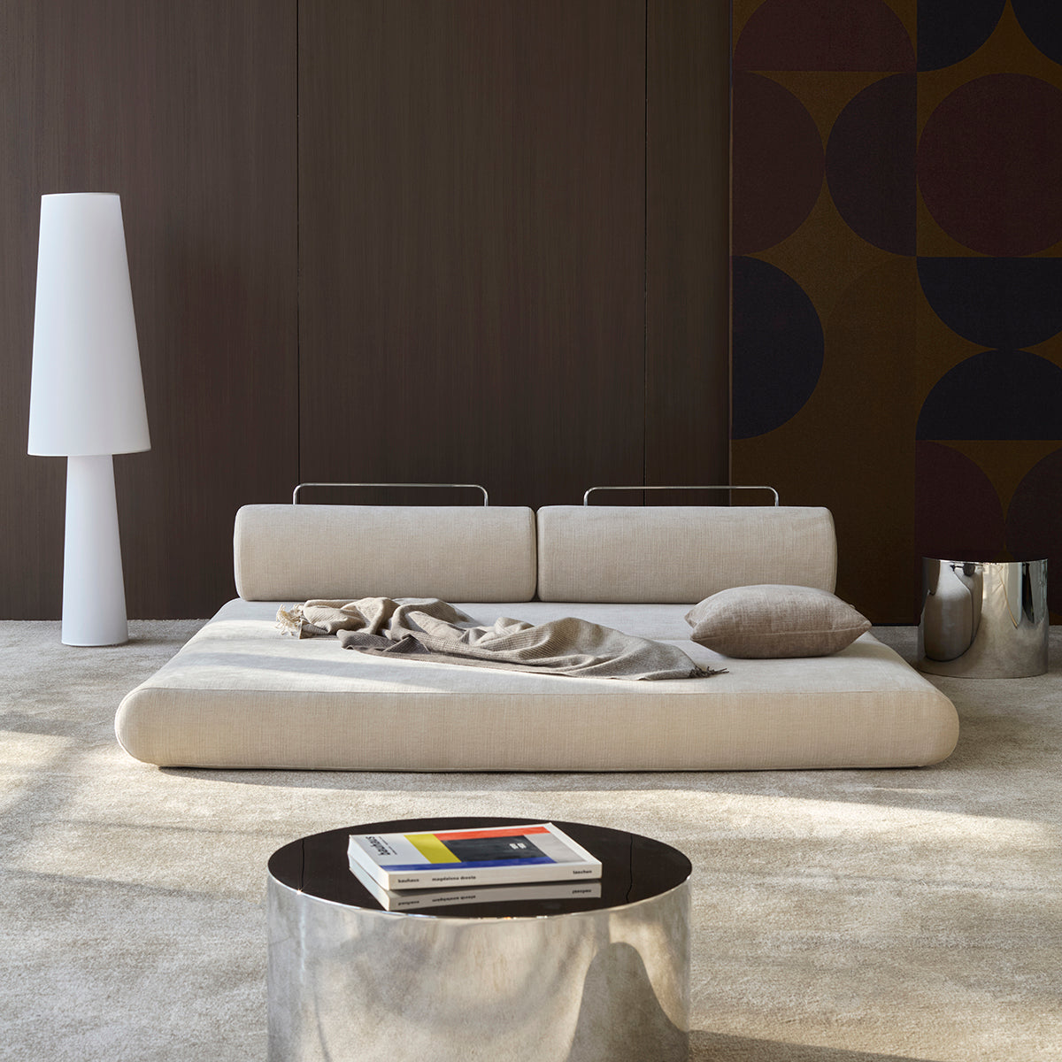 Circlus Tagesbett Mit Rückenpolstern in 410 Esina Almond präsentiert im Onlineshop von KAQTU Design AG. Bettsofa ist von Innovation Living