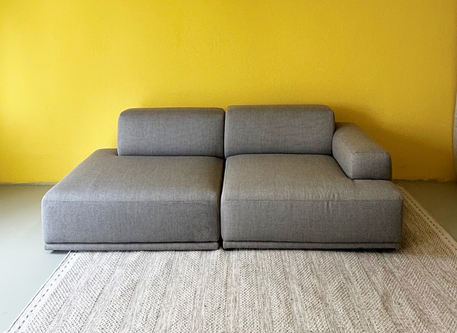 2-Sitzer Connect Soft Sofa mit hellgrauem Stoffbezug, schlichtes und zeitloses Design, Ausstellungsstück, vor einem neutralen Hintergrund präsentiert.