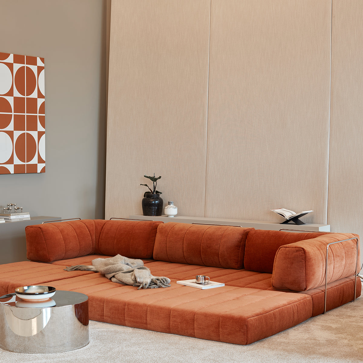 CozyPad Schlafsofa Grand mit Armlehnen in 412 Esina Rust Orange präsentiert im Onlineshop von KAQTU Design AG. Bettsofa ist von Innovation Living