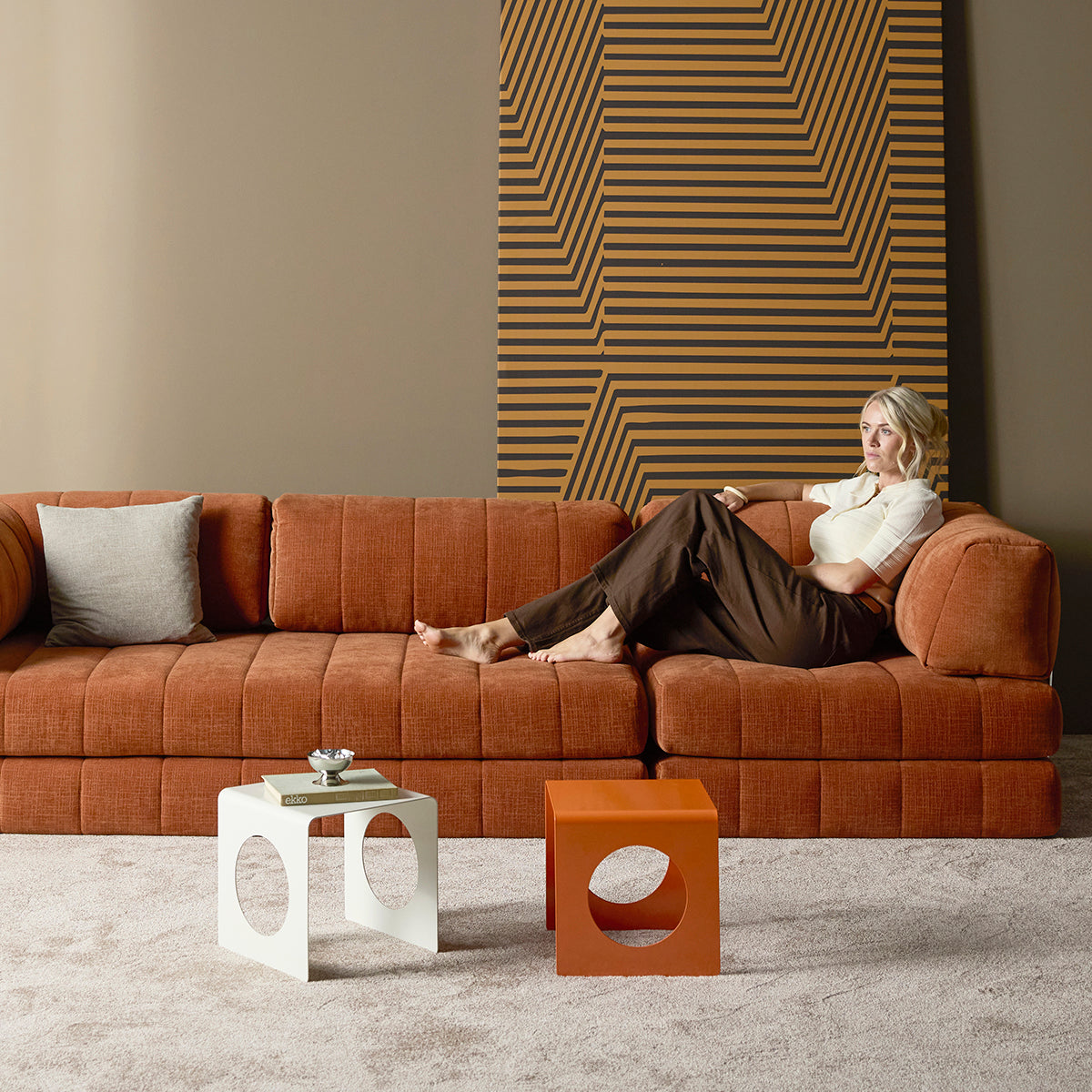CozyPad Schlafsofa Grand mit Armlehnen in 412 Esina Rust Orange präsentiert im Onlineshop von KAQTU Design AG. Bettsofa ist von Innovation Living