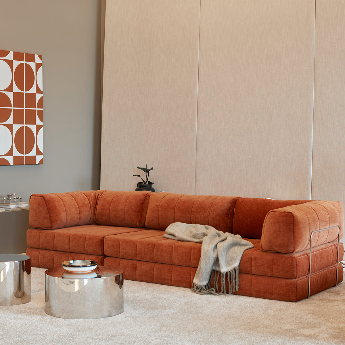 CozyPad Schlafsofa Grand mit Armlehnen in 412 Esina Rust Orange präsentiert im Onlineshop von KAQTU Design AG. Bettsofa ist von Innovation Living