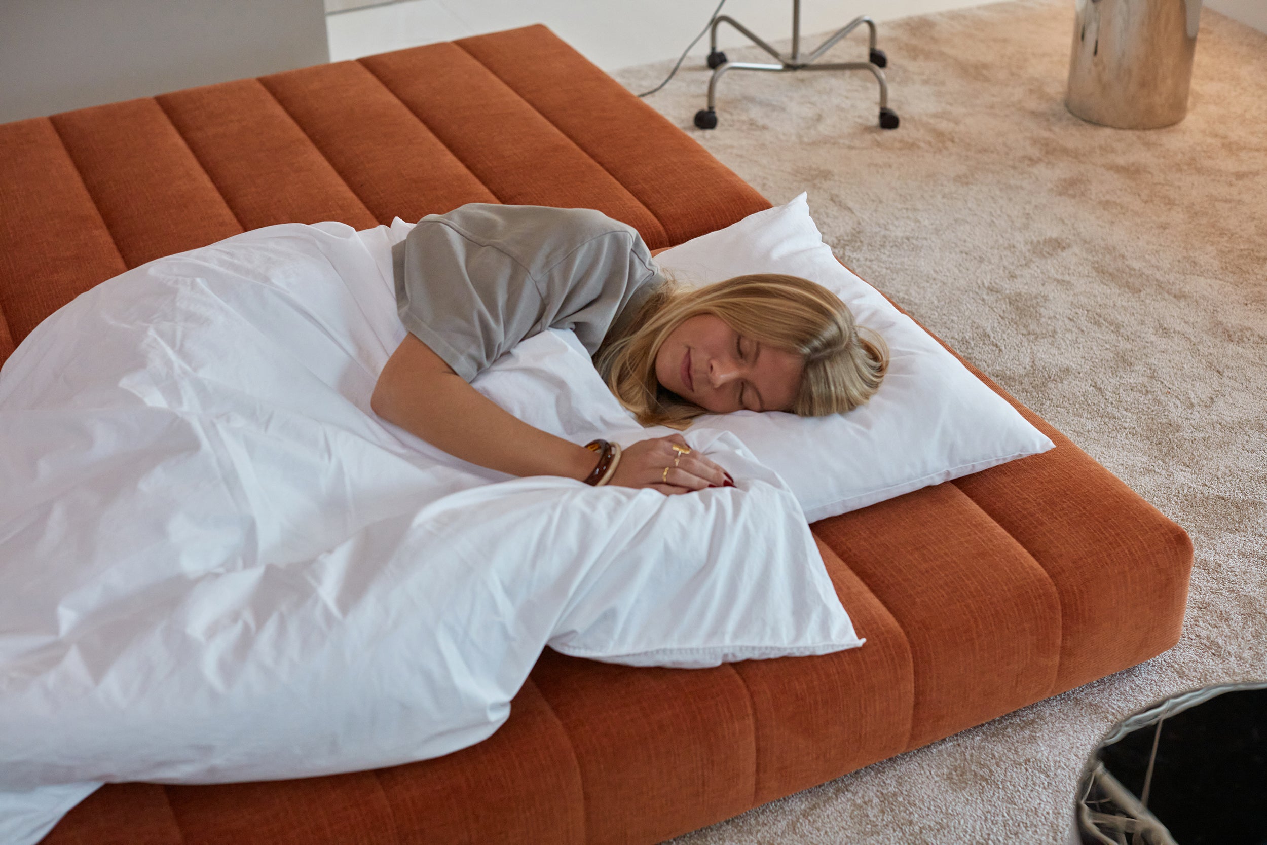CozyPad Schlafsofa L-Shape mit Armlehne in 412 Esina Rust Orange präsentiert im Onlineshop von KAQTU Design AG. Bettsofa rechts ist von Innovation Living