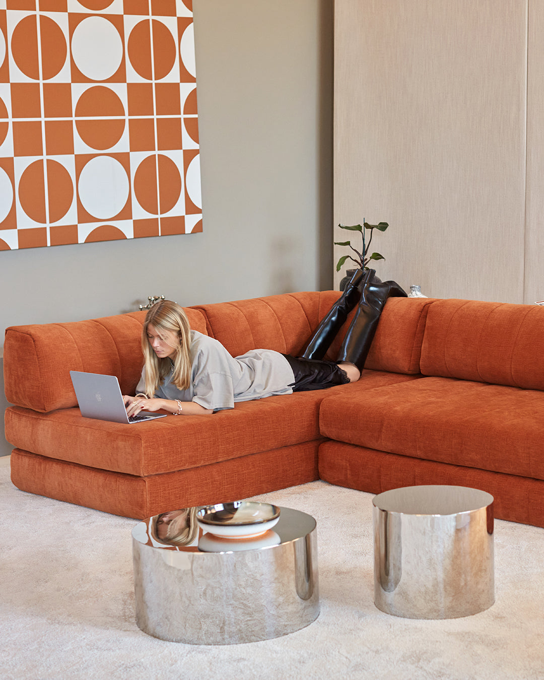 CozyPad Schlafsofa L-Shape mit Armlehne in 412 Esina Rust Orange präsentiert im Onlineshop von KAQTU Design AG. Bettsofa rechts ist von Innovation Living