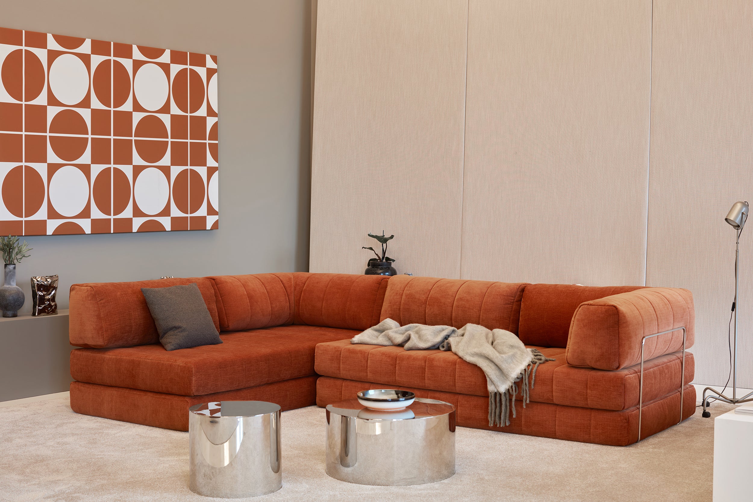 CozyPad Schlafsofa L-Shape mit Armlehne in 412 Esina Rust Orange präsentiert im Onlineshop von KAQTU Design AG. Bettsofa rechts ist von Innovation Living