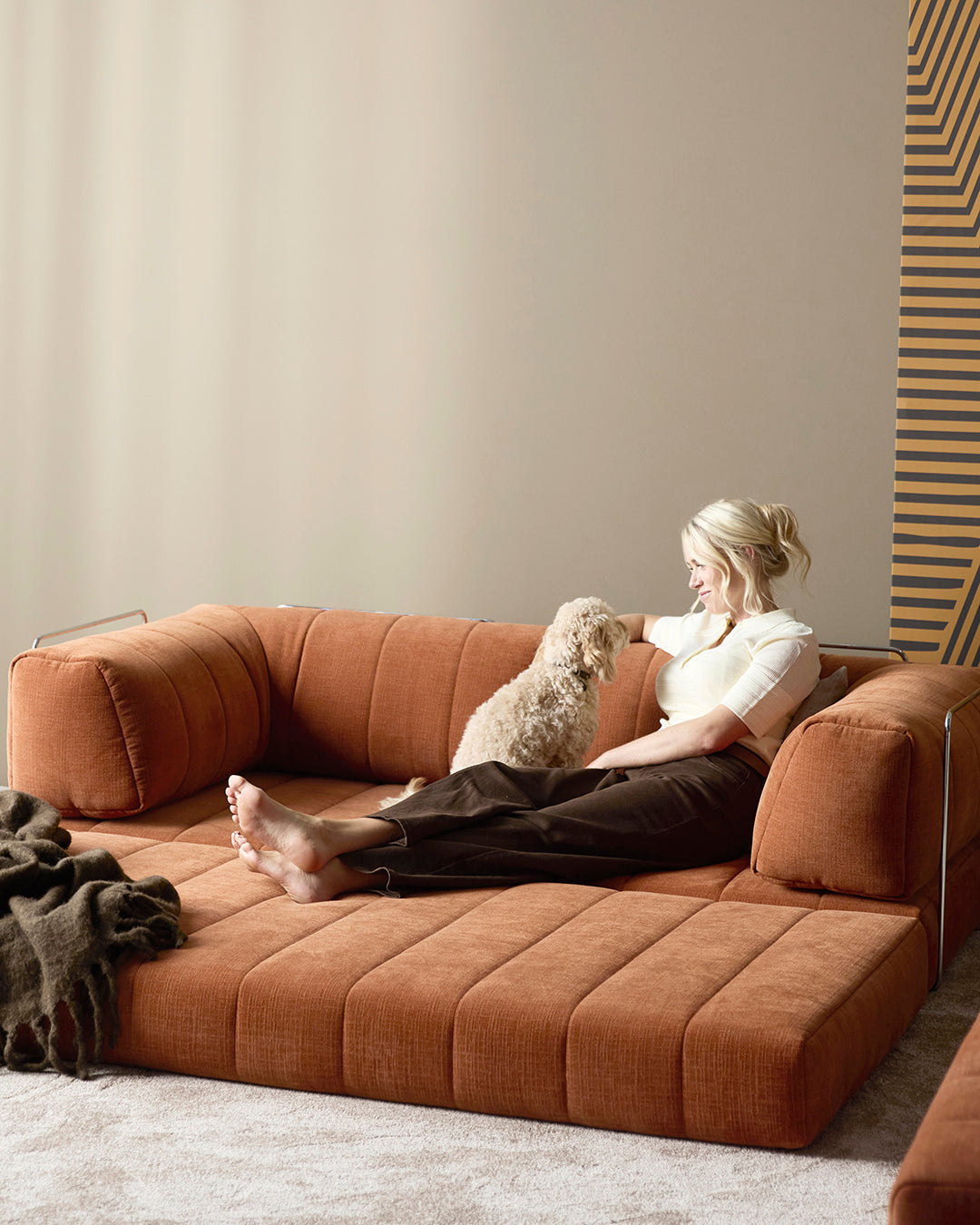 CozyPad Schlafsofa mit Armlehnen in 412 Esina Rust Orange präsentiert im Onlineshop von KAQTU Design AG. Bettsofa ist von Innovation Living