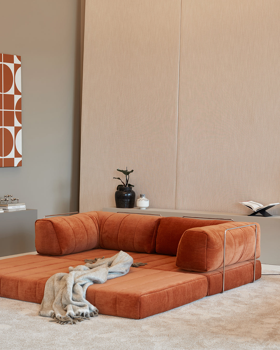CozyPad Schlafsofa mit Armlehnen in 412 Esina Rust Orange präsentiert im Onlineshop von KAQTU Design AG. Bettsofa ist von Innovation Living