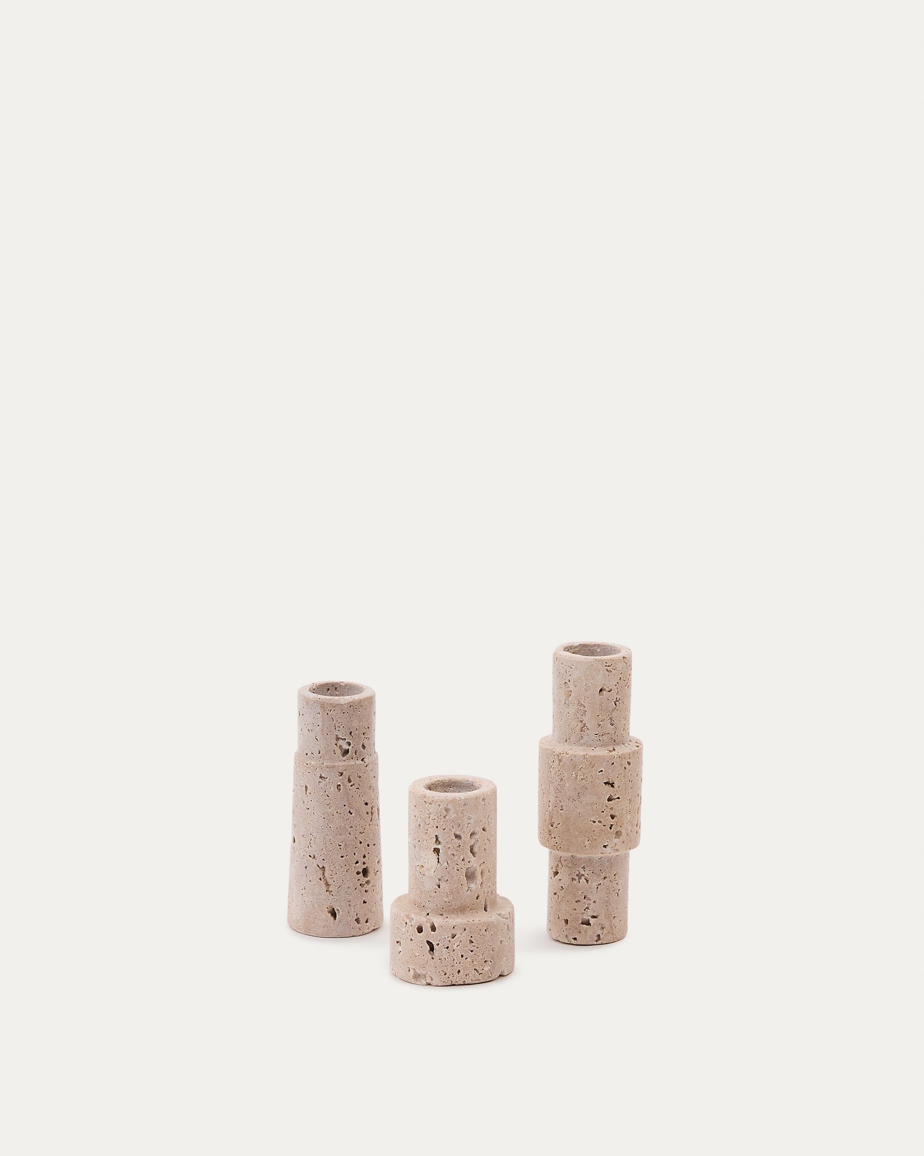 Majid Set aus 3 Kerzenhaltern aus Travertin in Beige in Beige präsentiert im Onlineshop von KAQTU Design AG. Kerzenständer ist von Kave Home