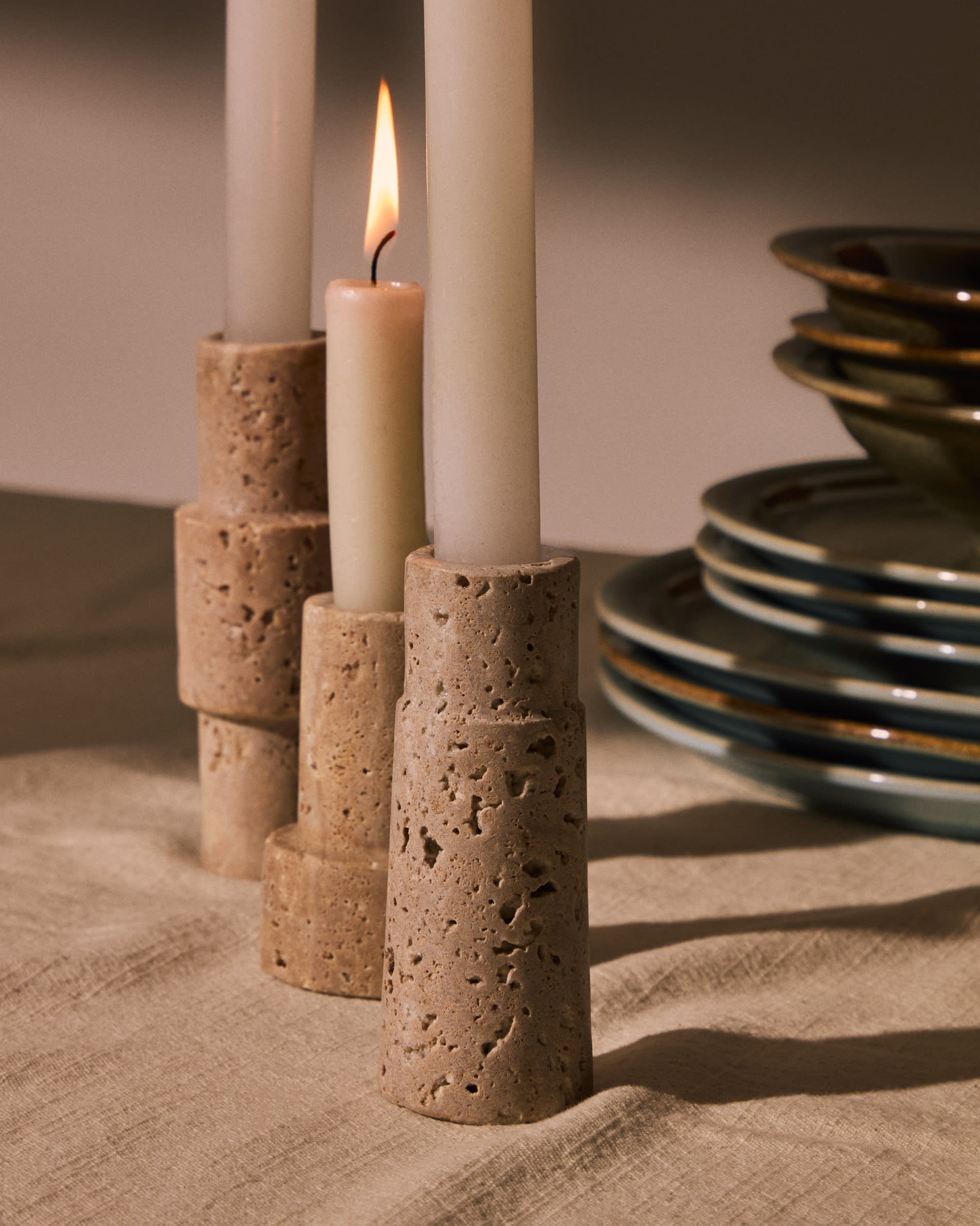 Majid Set aus 3 Kerzenhaltern aus Travertin in Beige in Beige präsentiert im Onlineshop von KAQTU Design AG. Kerzenständer ist von Kave Home
