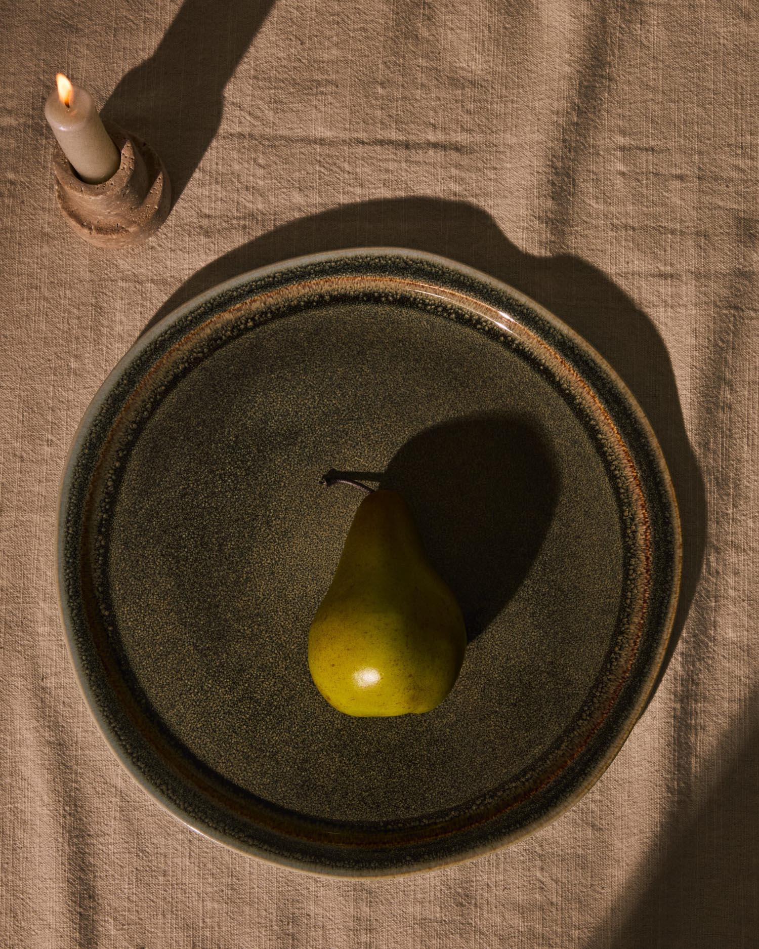 Majid Set aus 3 Kerzenhaltern aus Travertin in Beige in Beige präsentiert im Onlineshop von KAQTU Design AG. Kerzenständer ist von Kave Home