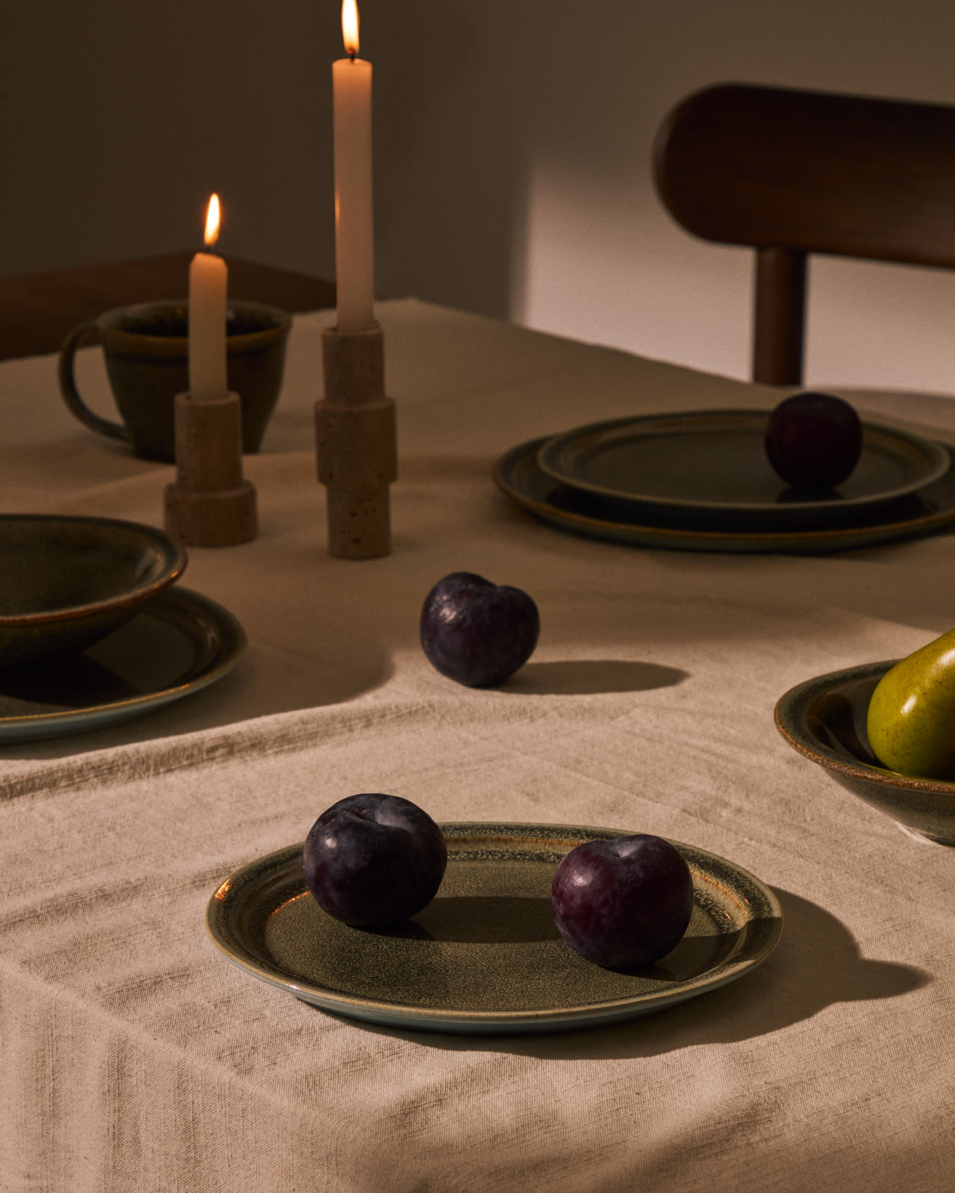 Majid Set aus 3 Kerzenhaltern aus Travertin in Beige in Beige präsentiert im Onlineshop von KAQTU Design AG. Kerzenständer ist von Kave Home