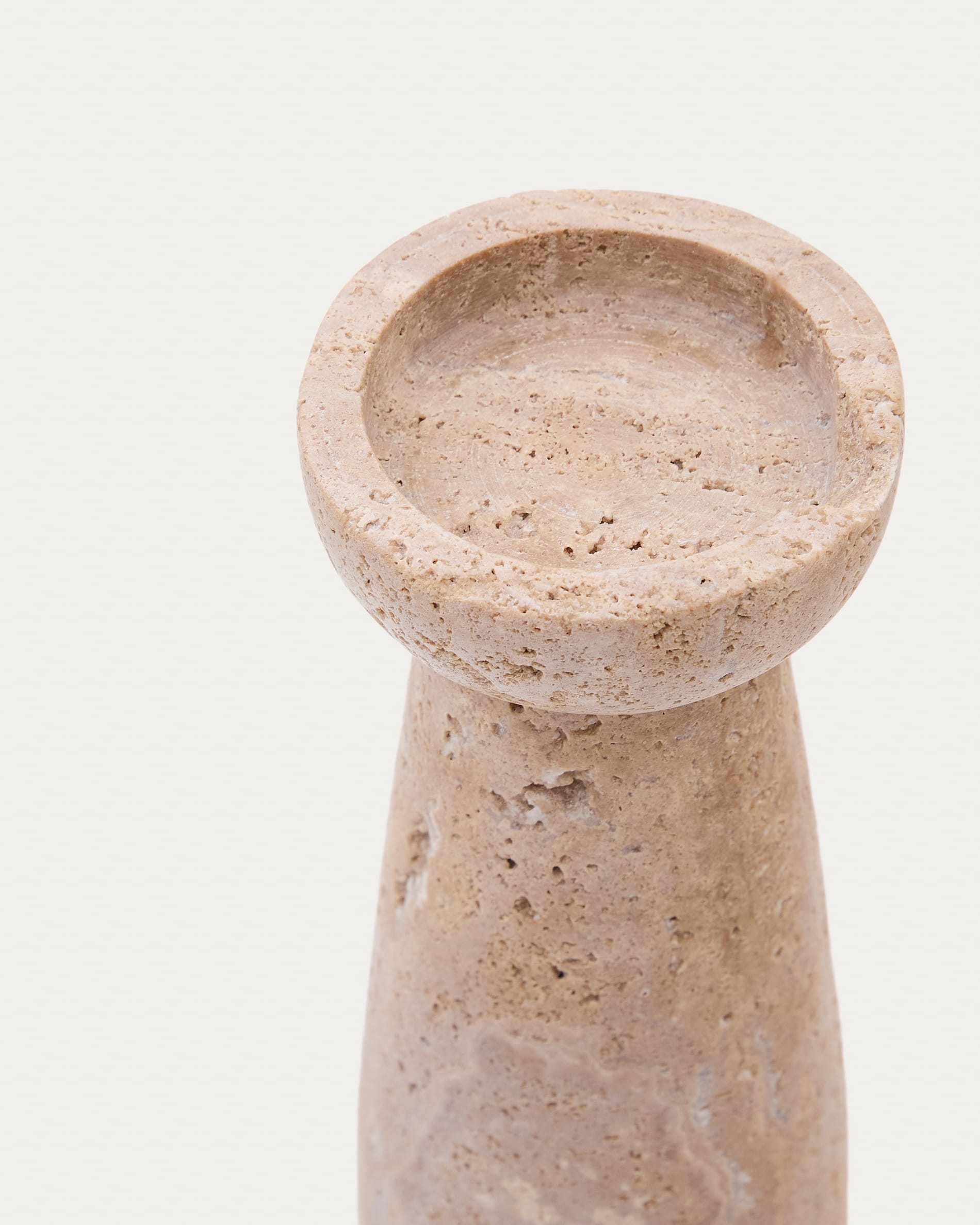 Magan grosser Kerzenhalter aus Travertin in Beige in Beige präsentiert im Onlineshop von KAQTU Design AG. Kerzenständer ist von Kave Home
