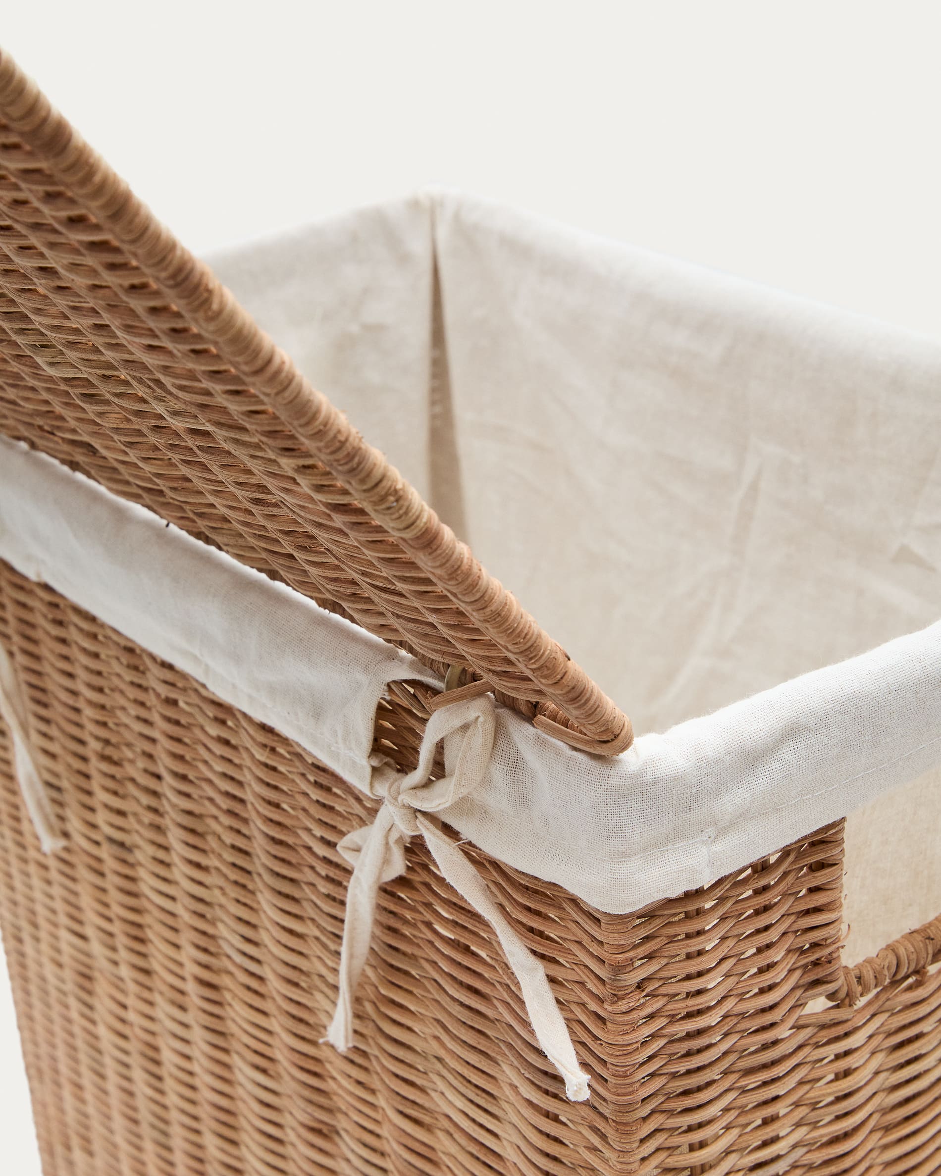 Erleben Sie die handgefertigten Indali Körbe aus Rattan – stilvolle, vielseitige Aufbewahrungslösungen für jeden Raum, perfekt für Ihre Wohnaccessoires.