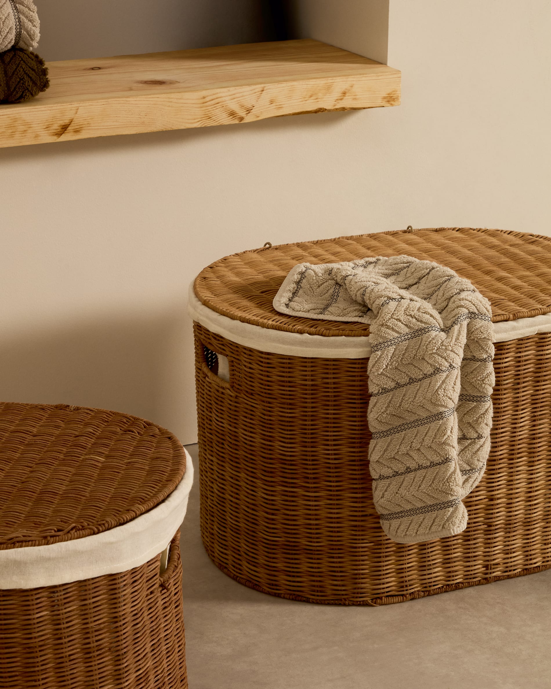Das Set Indali von Kave Home umfasst zwei Rattan-Körbe (Ø 50 cm und Ø 55 cm), ideal für dekorative und praktische Aufbewahrung.