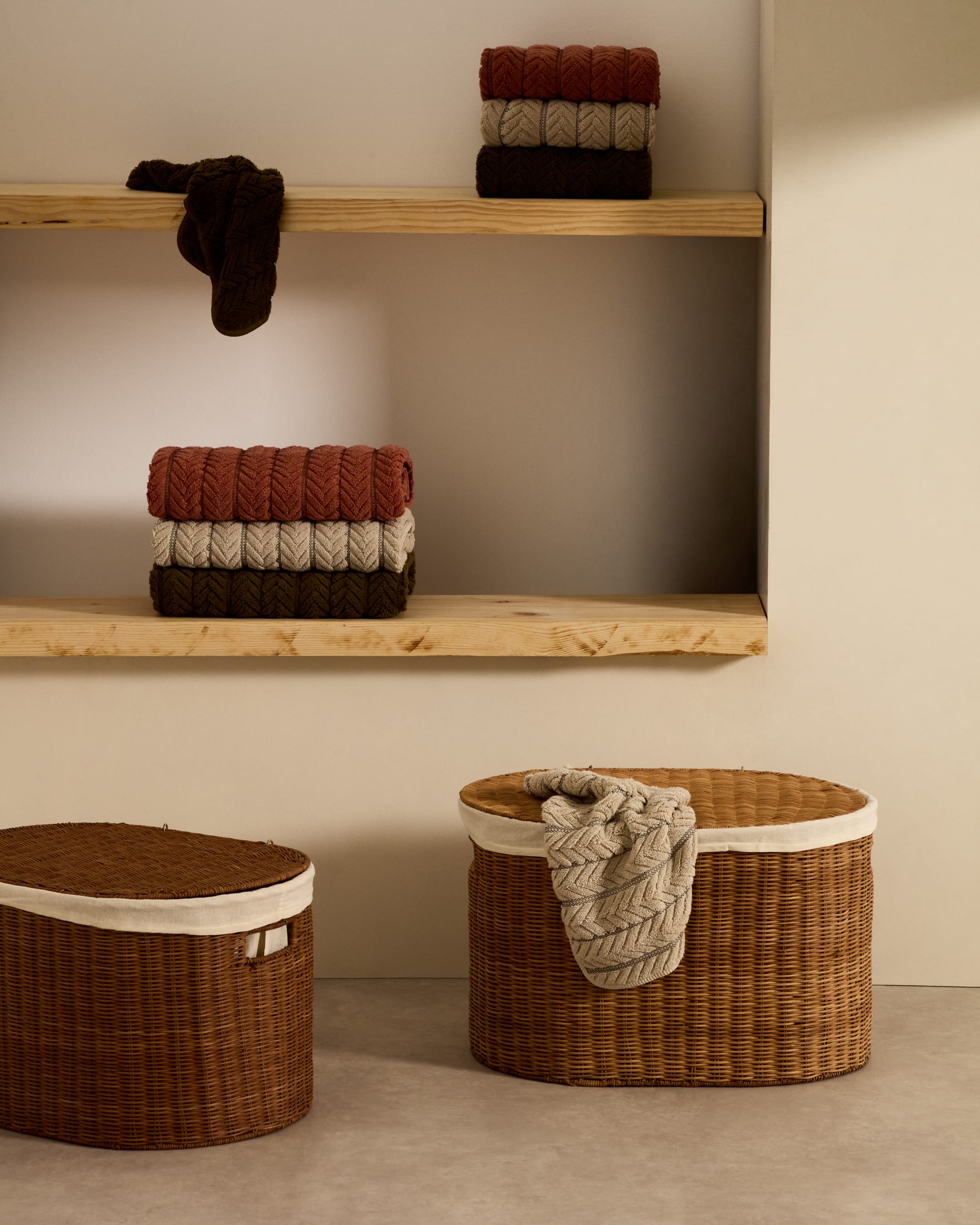 Das Set Indali von Kave Home bietet zwei elegante Rattan-Körbe (Ø 50 cm und Ø 55 cm), perfekt für stilvolle Aufbewahrung und Dekor.