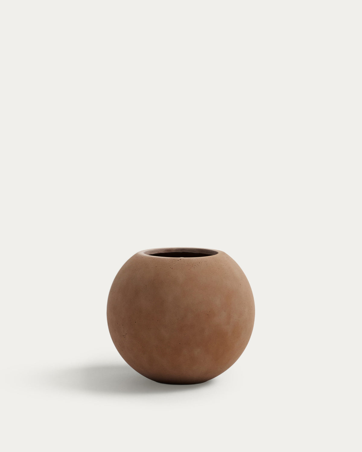 Blumentopf Solna in Terrakottaoptik Ø 66 cm in Terrakotta präsentiert im Onlineshop von KAQTU Design AG. Blumentopf ist von Kave Home