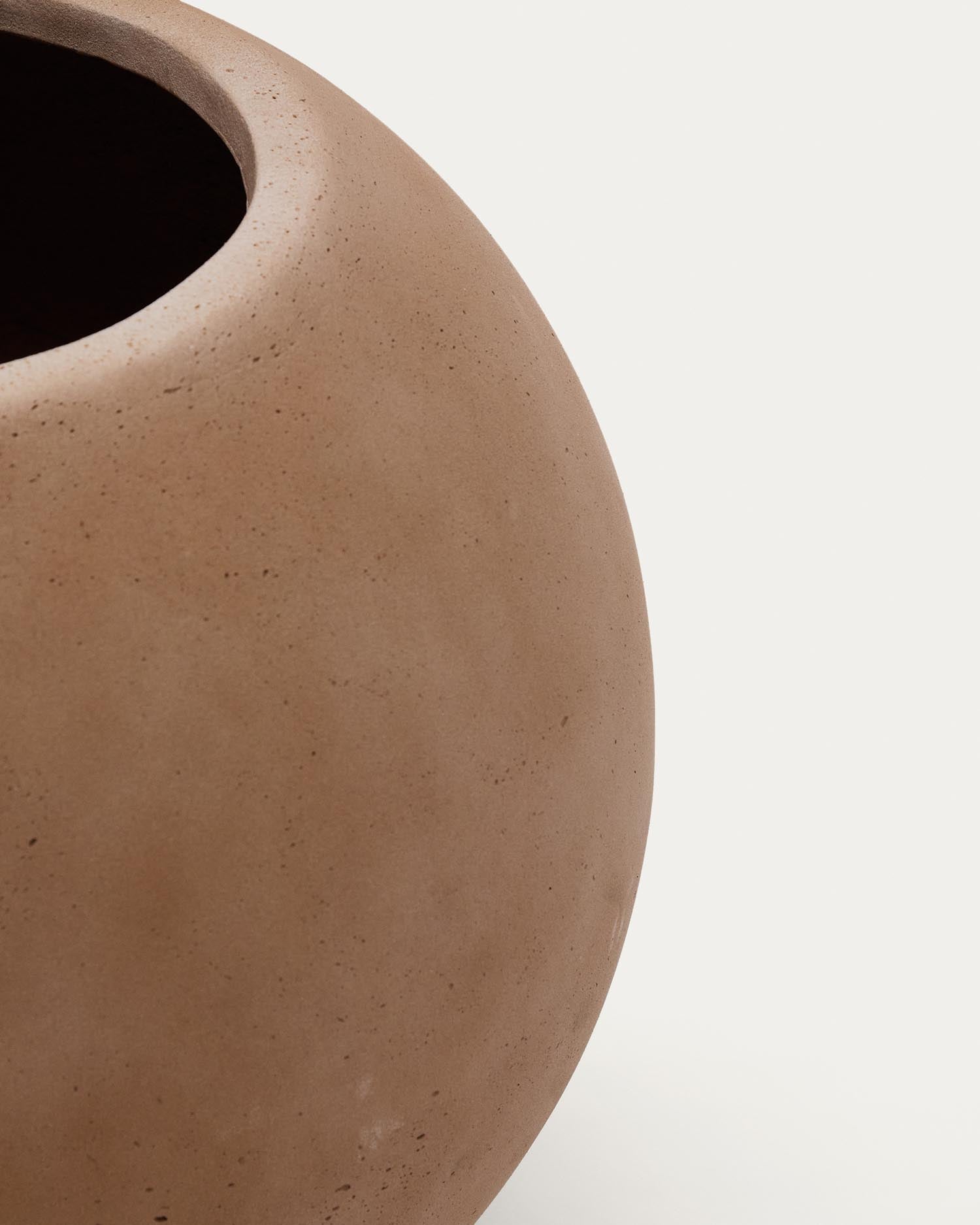 Verleihen Sie Ihrem Raum mit dem eleganten Blumentopf Solna in Terrakottaoptik (Ø 66 cm) von Kave Home eine warme Atmosphäre – ideal für Pflanzen und Dekoration!