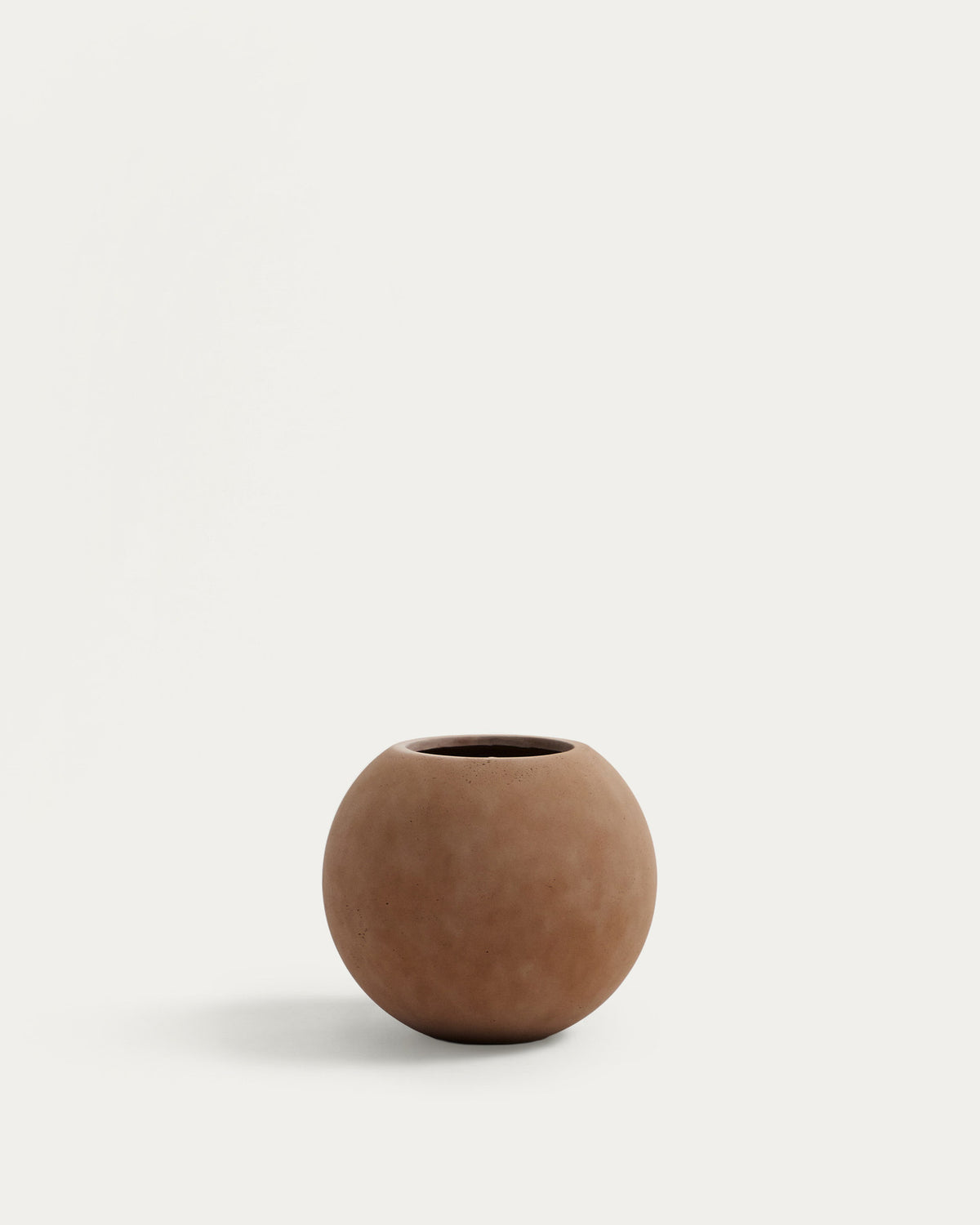 Blumentopf Solna in Terrakottaoptik Ø 51 cm in Terrakotta präsentiert im Onlineshop von KAQTU Design AG. Blumentopf ist von Kave Home