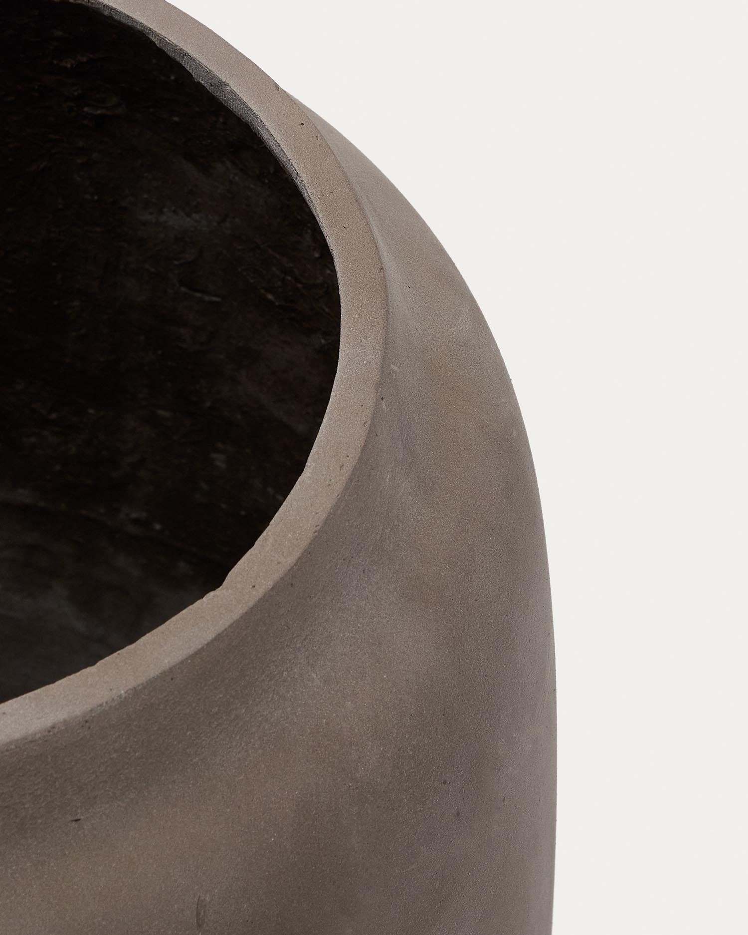 Eleganter Blumentopf Lira (Ø 53 cm) in moderner Terrakottaoptik von Kave Home. Ideal für kleine Ecken und langlebig für Ihre Pflanzen.