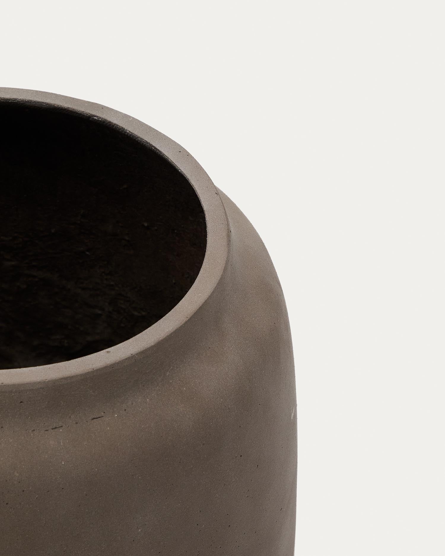 Verleihen Sie Ihrem Raum mit dem stilvollen Blumentopf Lira in Terrakottaoptik (Ø 40 cm) von Kave Home einen Hauch von Eleganz – ideal für Pflanzen und jedes Ambiente!