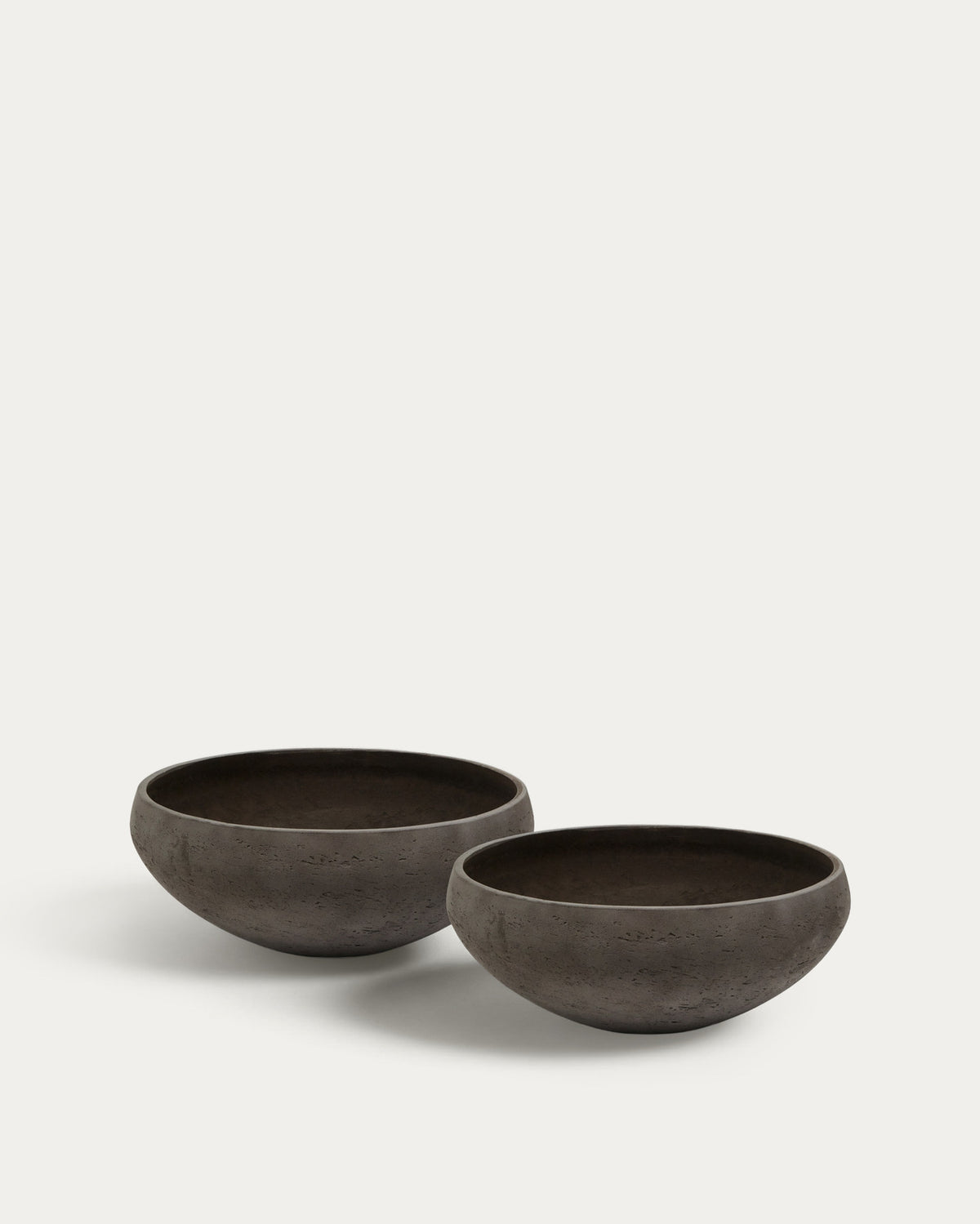 Set Nura aus 2 Blumentöpfen in Terrakotta mit Zementoptik Ø55 cm in Terrakotta präsentiert im Onlineshop von KAQTU Design AG. Blumentopf ist von Kave Home