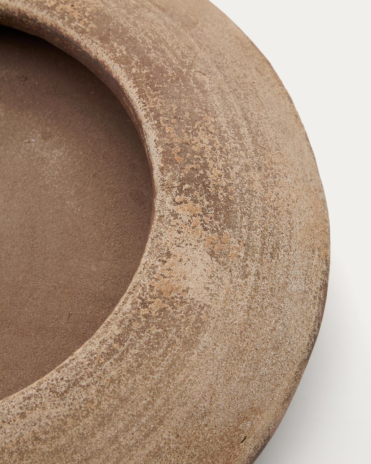 Verleihen Sie Ihrem Raum mit dem stilvollen Blumentopf Rivor aus Terrakotta (Ø 36 cm) von Kave Home einen natürlichen Akzent – ideal für drinnen und draußen!