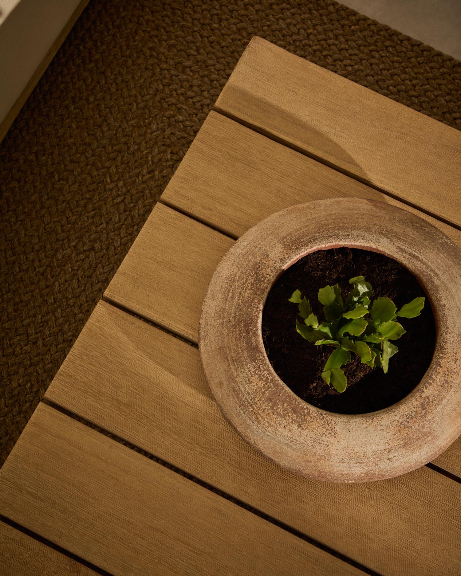 Entdecken Sie den stilvollen Blumentopf Rivor aus Terrakotta mit natürlichem Finish (Ø 36 cm) von Kave Home – ideal für drinnen und draußen!