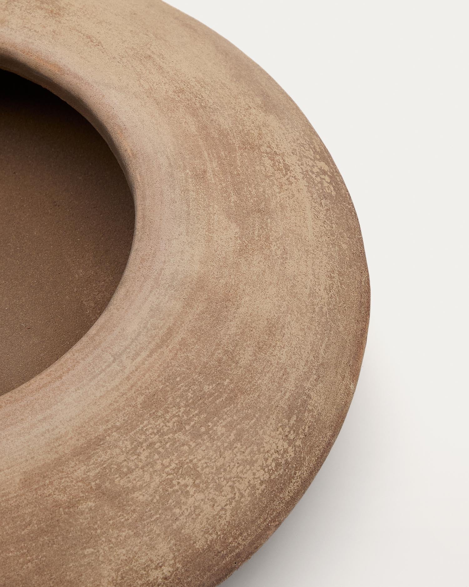 Entdecken Sie den stilvollen Blumentopf Rivor aus hochwertiger Terrakotta. Mit 50 cm Durchmesser und natürlichem Finish ist er ideal für drinnen und draußen.