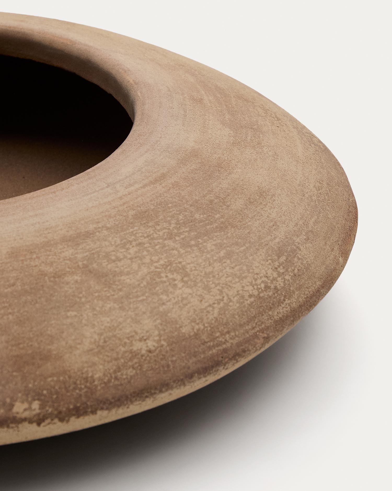 Präsentieren Sie Ihre Pflanzen im eleganten Blumentopf Rivor aus Terrakotta. Mit 50 cm Durchmesser und natürlichem Finish ist er perfekt für jedes Zuhause.