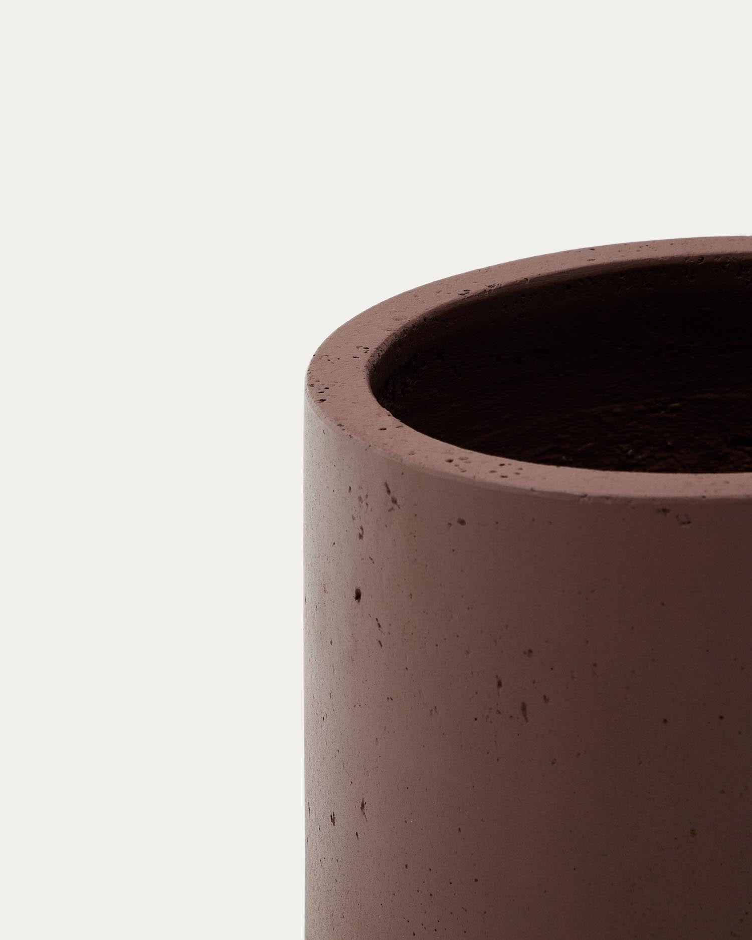 Verleihe Deinem Wohnraum mit dem eleganten Blumentopf Calun aus Zement in Weinrot (Ø 32 cm) von Kave Home einen modernen Touch – ideal für jede Umgebung.