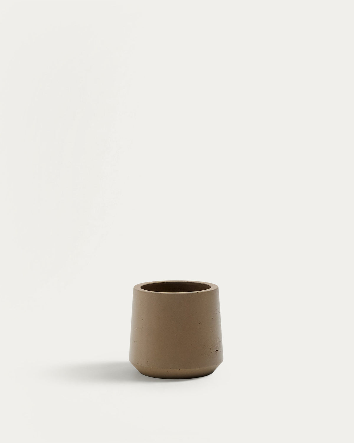 Blumentopf Calun aus Zement in Beige Ø 32 cm in Beige präsentiert im Onlineshop von KAQTU Design AG. Blumentopf ist von Kave Home
