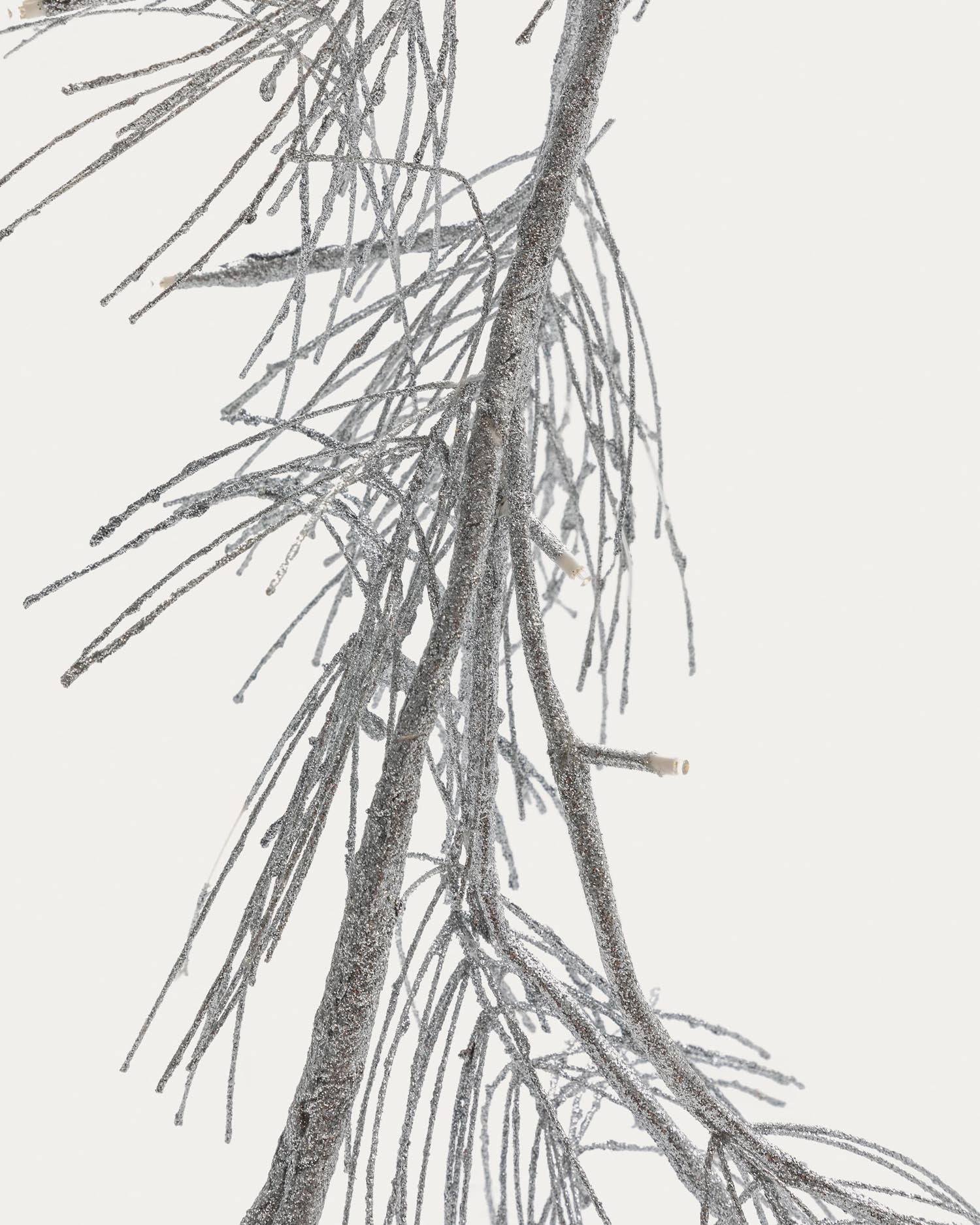 Stilvolle 180 cm lange Lichtergirlande in Zweigform von Kave Home, silberfarben, für festliche und kreative Dekorationen im ganzen Jahr.