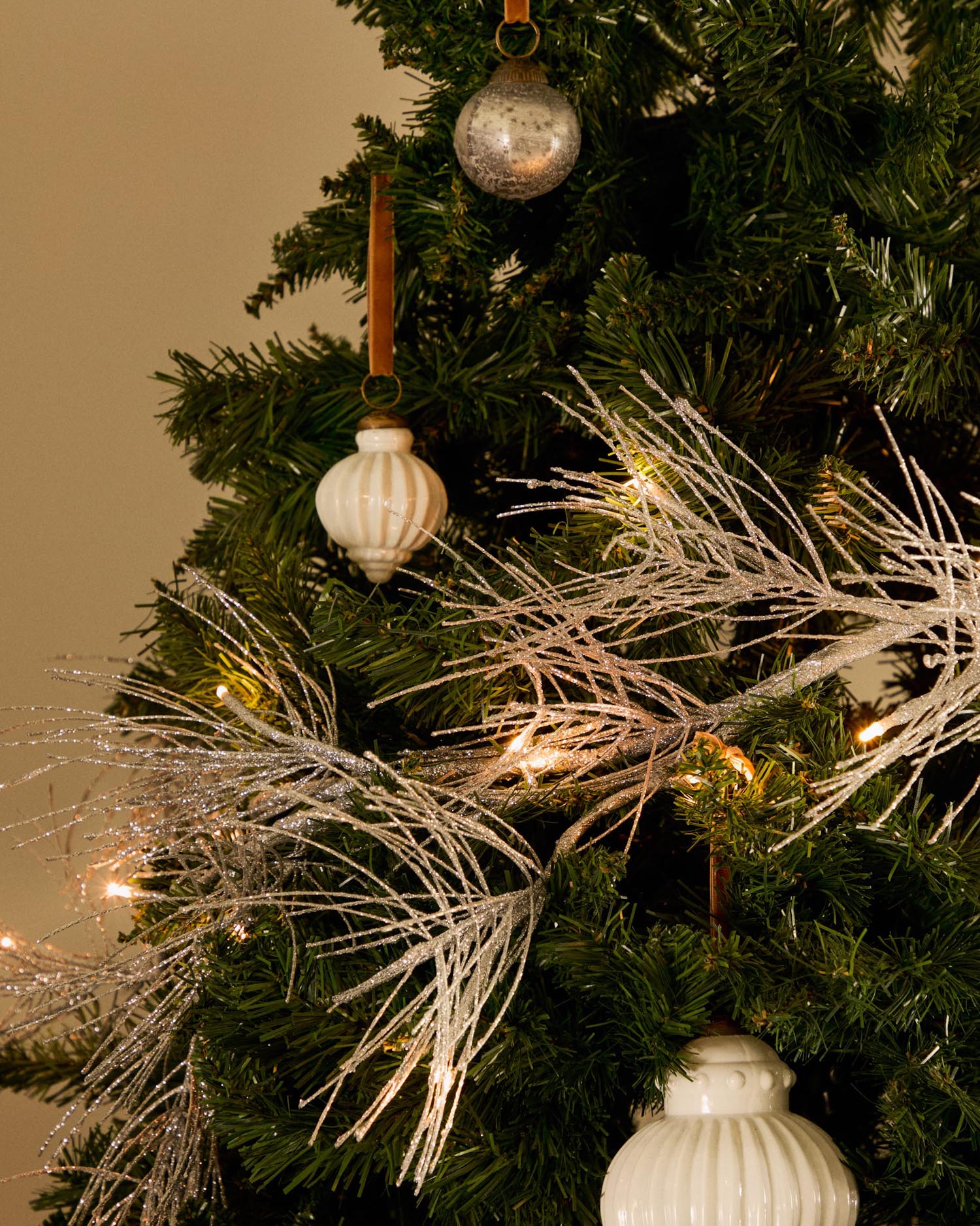 Elegante silberfarbene Zweig-Lichtergirlande von Kave Home, 180 cm lang, ideal für stimmungsvolle Dekorationen.