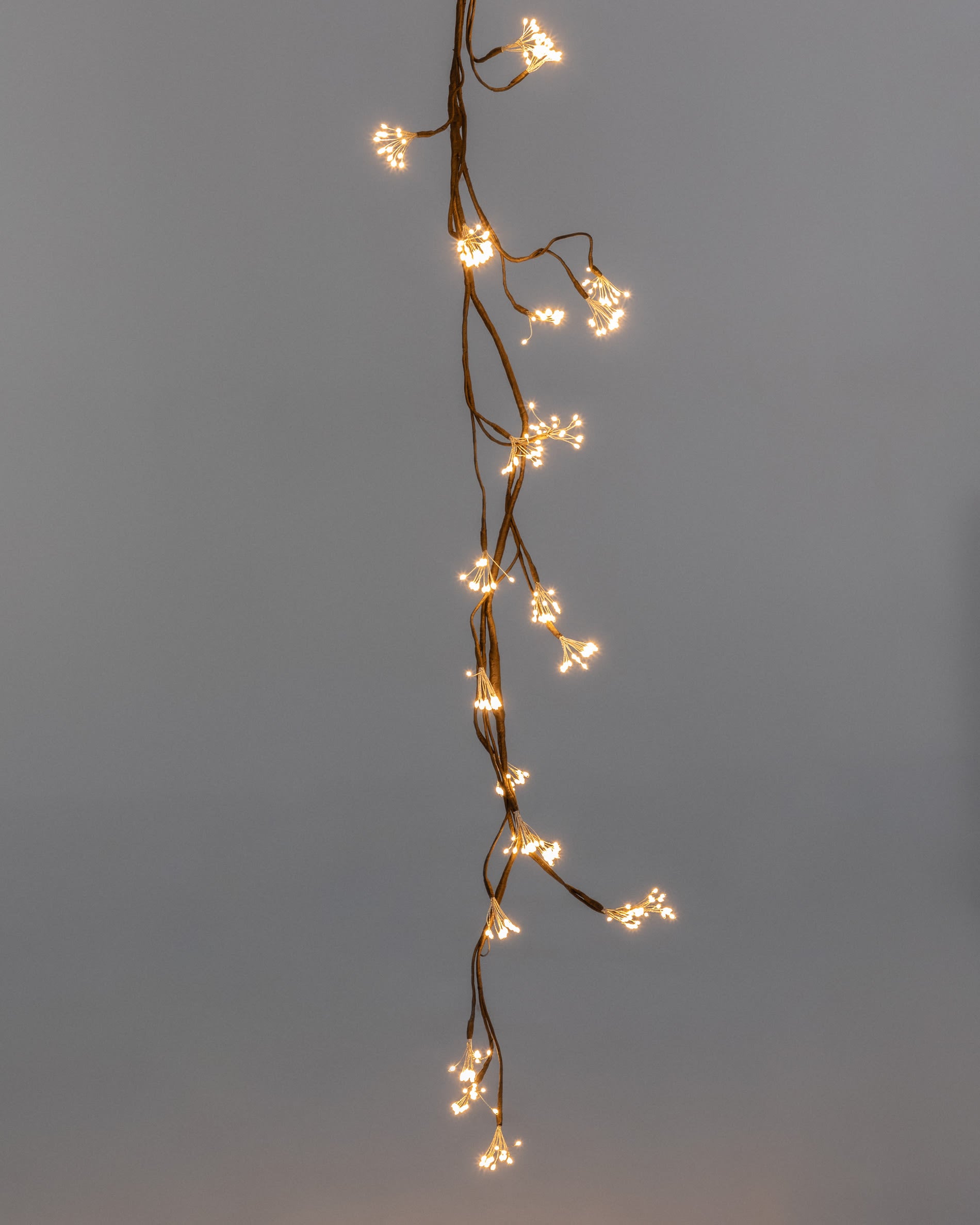 Die Jaya Lichtergirlande von Kave Home, 180 cm, verleiht mit ihrem Zweig-Design und warmem Licht eine elegante Atmosphäre.