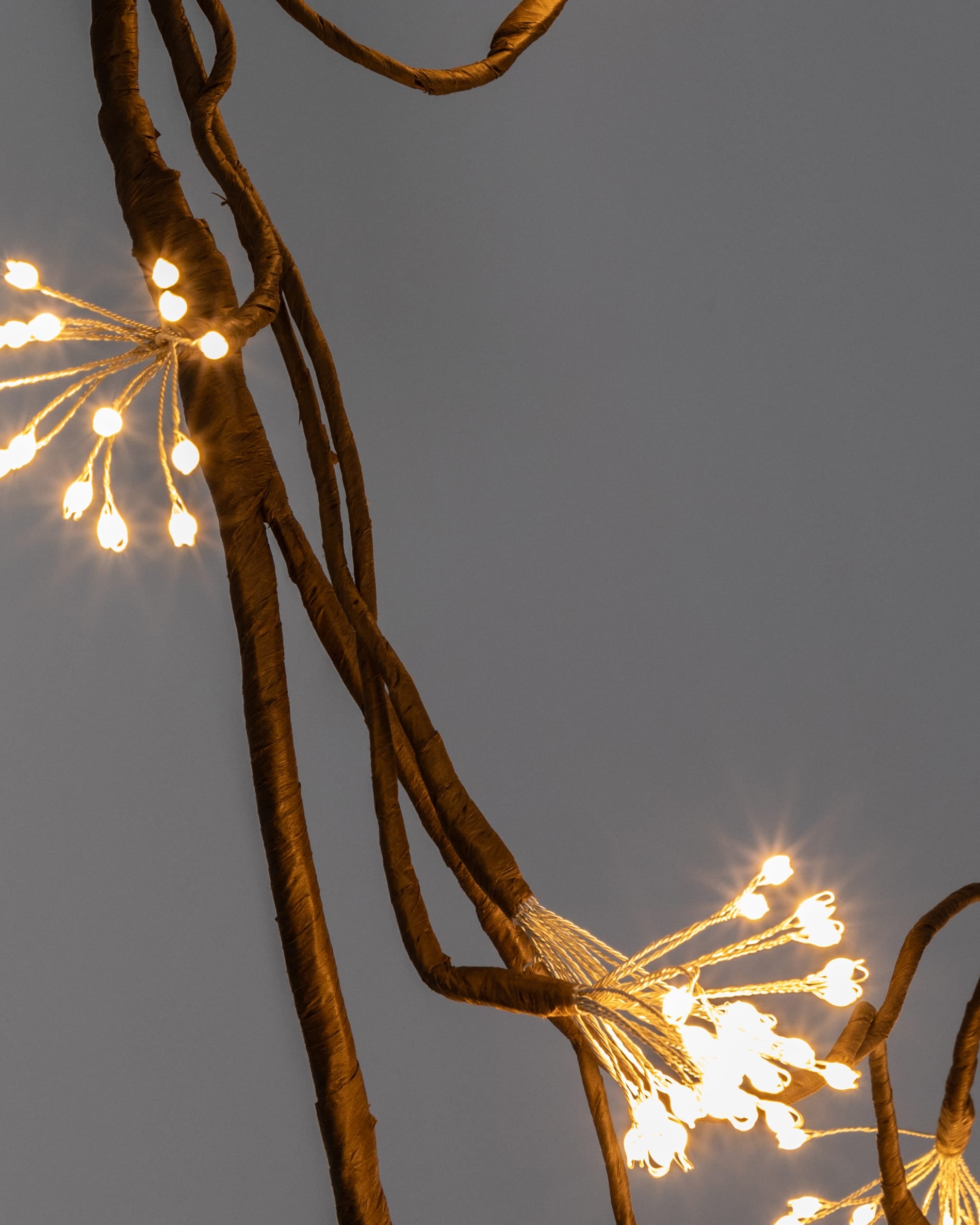 Die Jaya Lichtergirlande von Kave Home, 180 cm lang, schafft mit ihrem filigranen Zweig-Design und warmem Licht eine einladende Stimmung in jedem Raum.