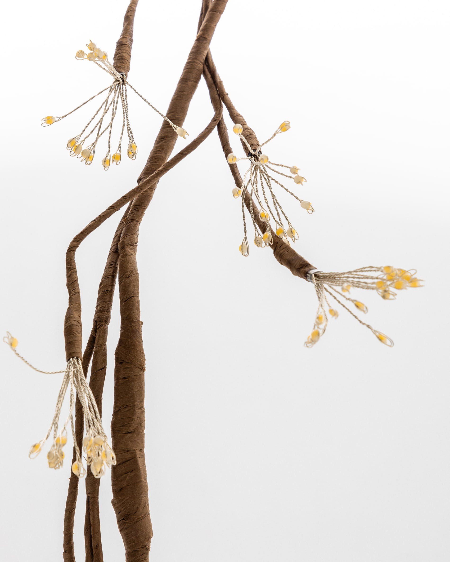 Die Jaya Lichtergirlande von Kave Home, 180 cm, verleiht Ihrem Zuhause mit ihrem eleganten Zweig-Design und warmem Licht eine festliche Atmosphäre.