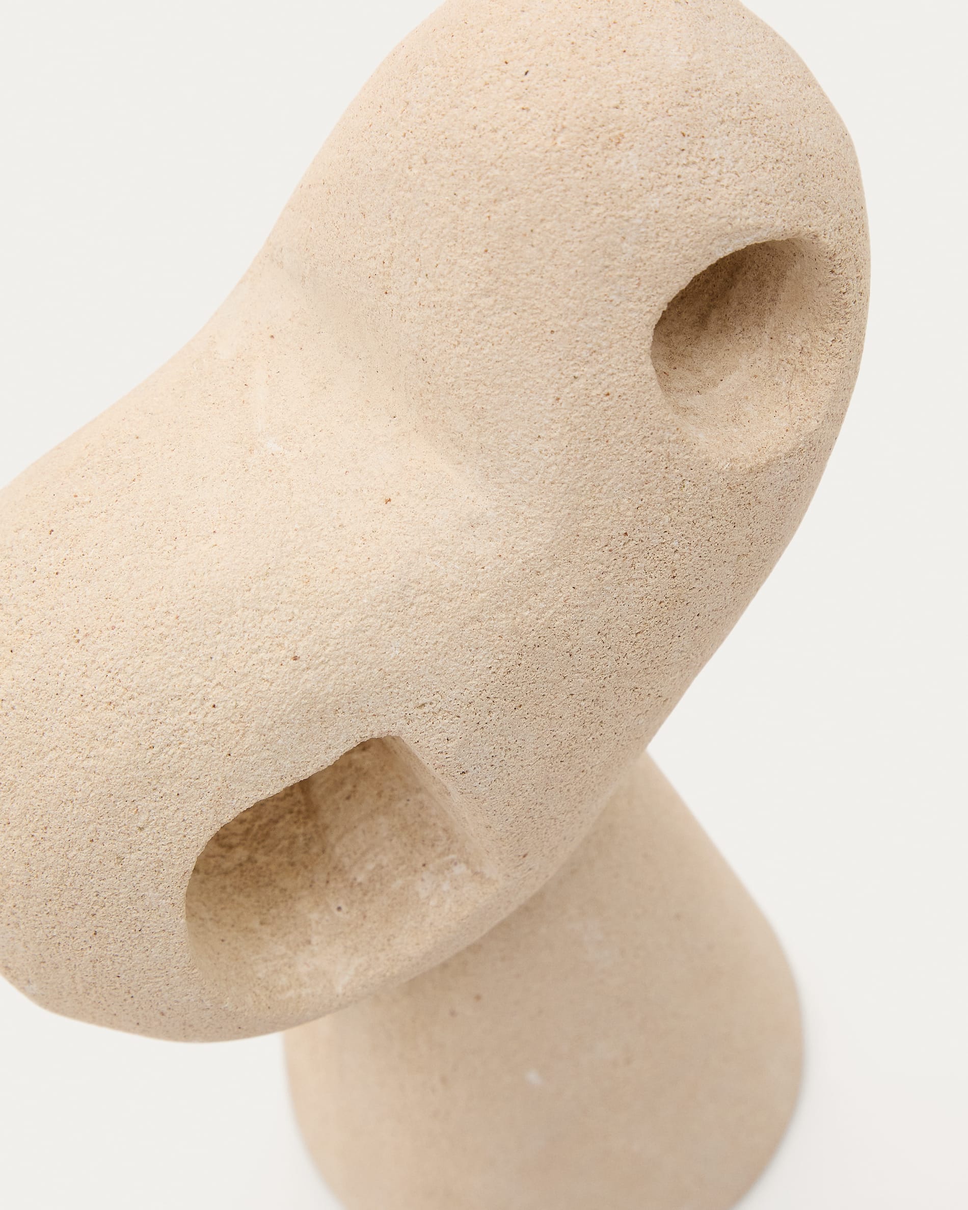 Verleihen Sie Ihrem Zuhause mit dem Set Arif von Kave Home, bestehend aus zwei handgefertigten Steinskulpturen, eine stilvolle und beruhigende Atmosphäre.