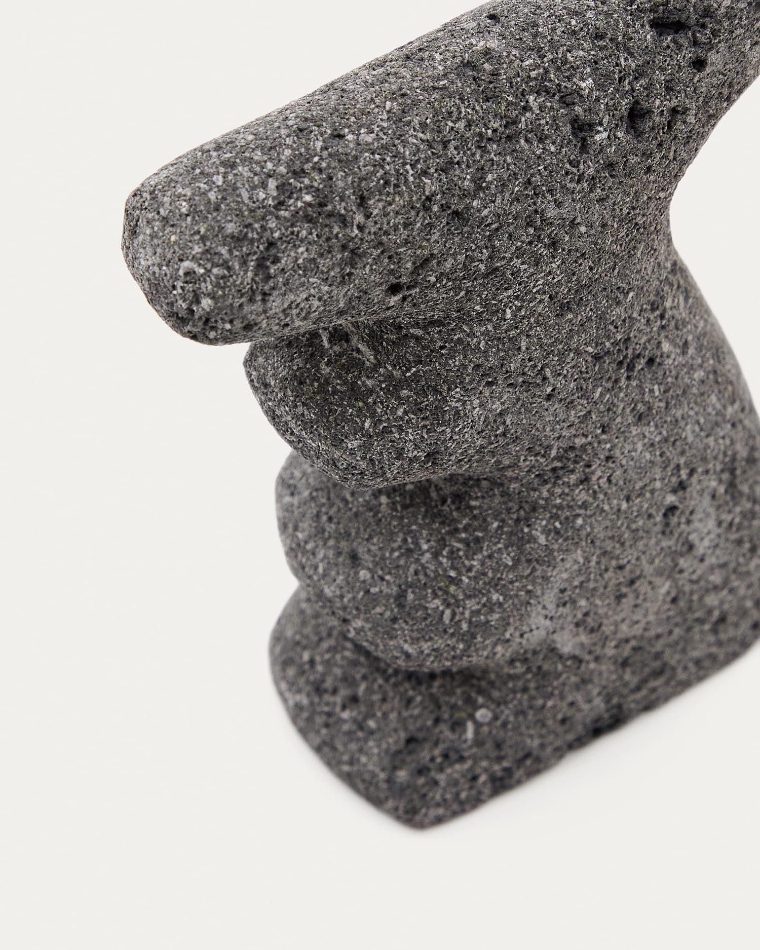 Setzen Sie Akzente in Ihrem Wohnraum mit den eleganten Steinskulpturen Arif von Kave Home. Handgefertigt, einzigartig und zeitlos.