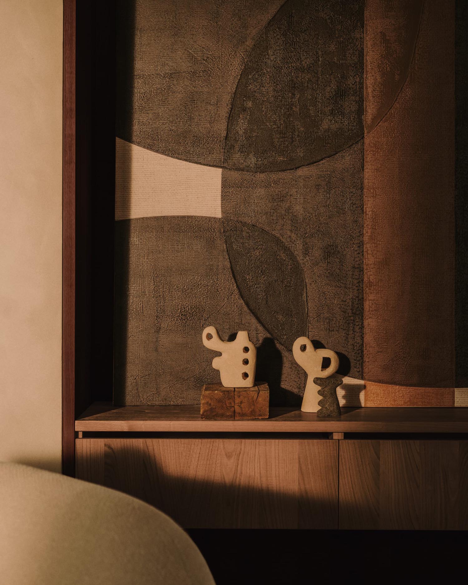 Das Set Arif von Kave Home enthält zwei stilvolle Steinskulpturen in Beige und Schwarz, ideal für zeitgemässe Wohnräume.