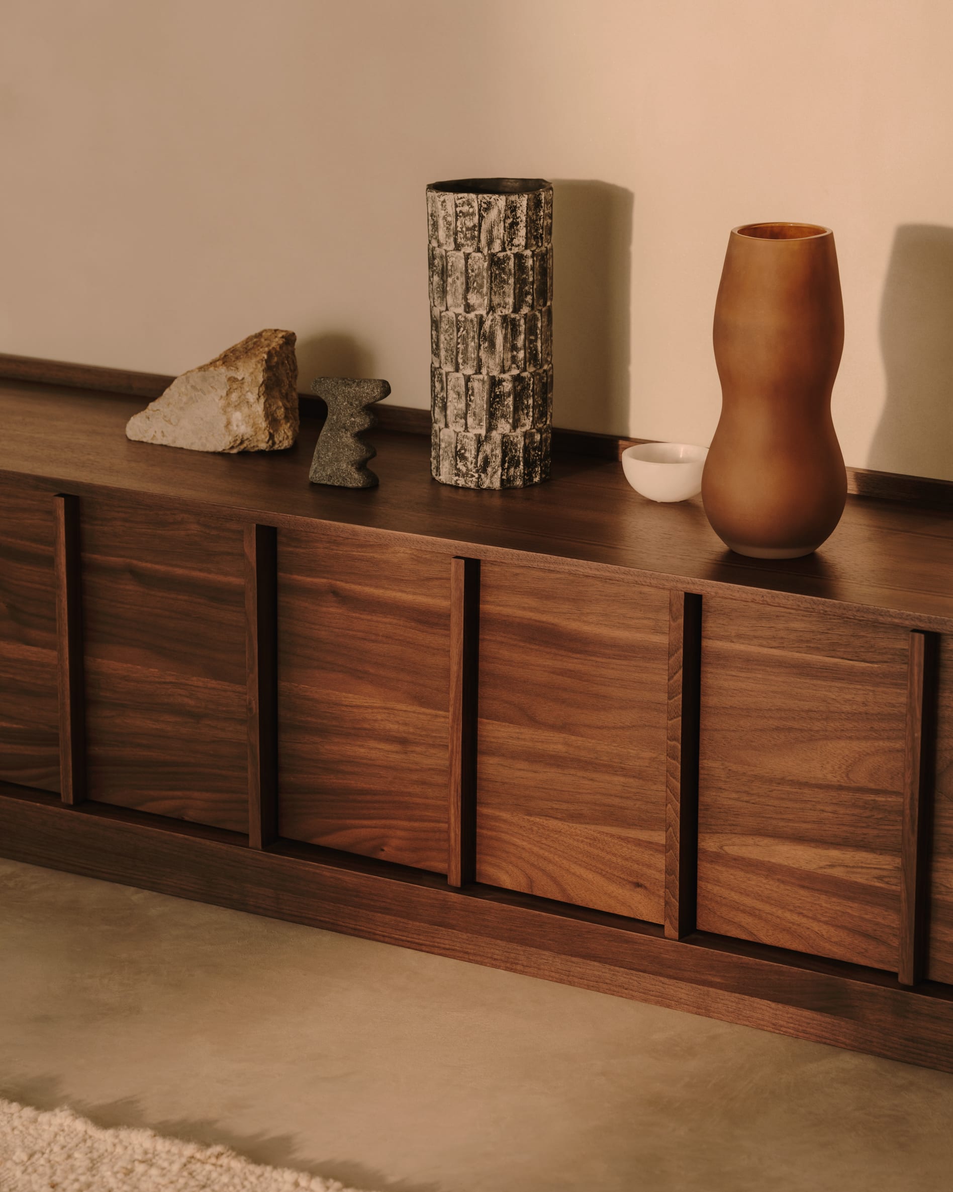 Das Set Arif von Kave Home vereint zwei kunstvolle Steinskulpturen in stilvollem Beige und Schwarz, ideal für eine harmonische Raumgestaltung.