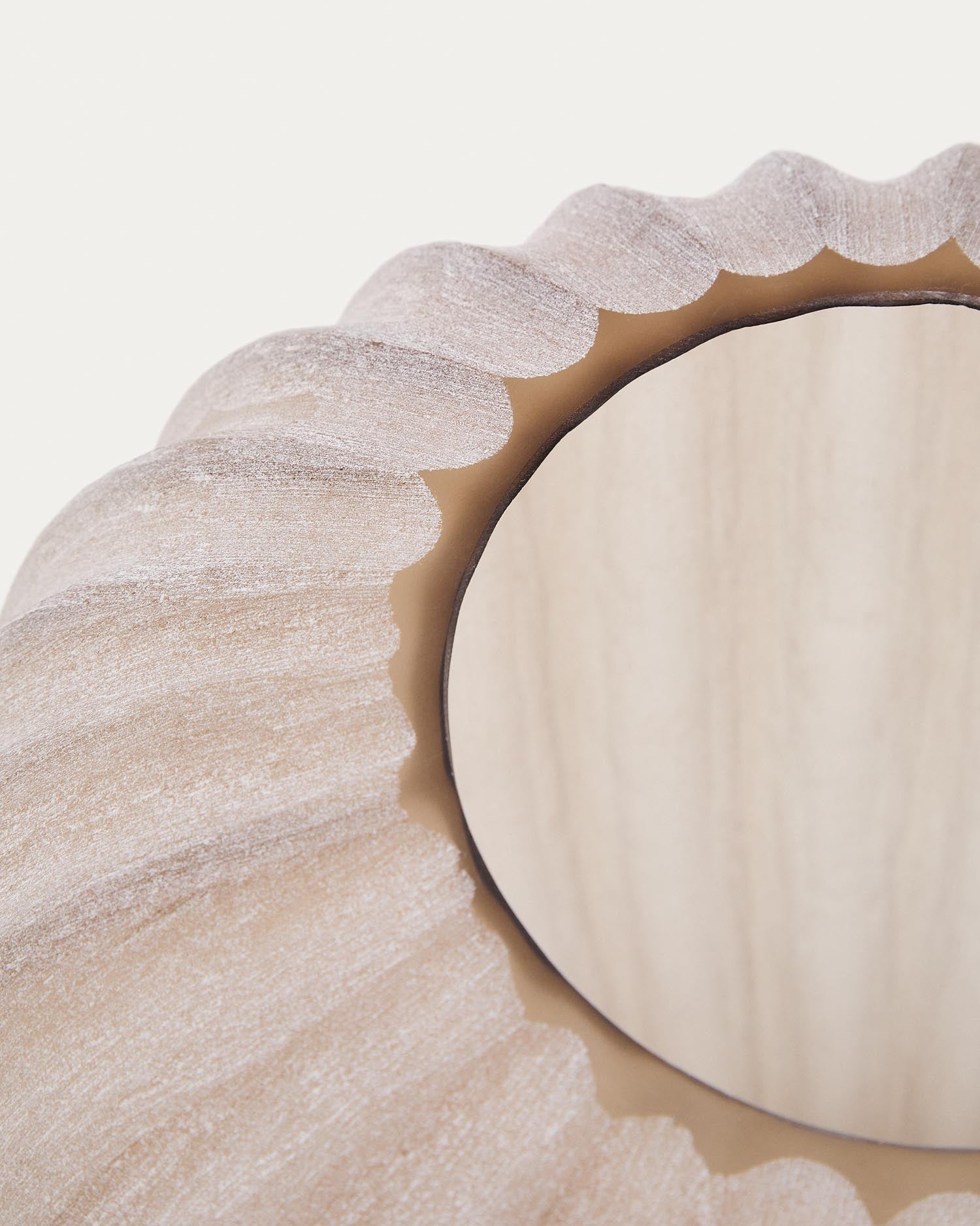 Verleihen Sie Ihrem Raum mit der 27 cm hohen Vase Lumia aus beigem Glas von Kave Home einen Hauch von zeitloser Eleganz und Stil.