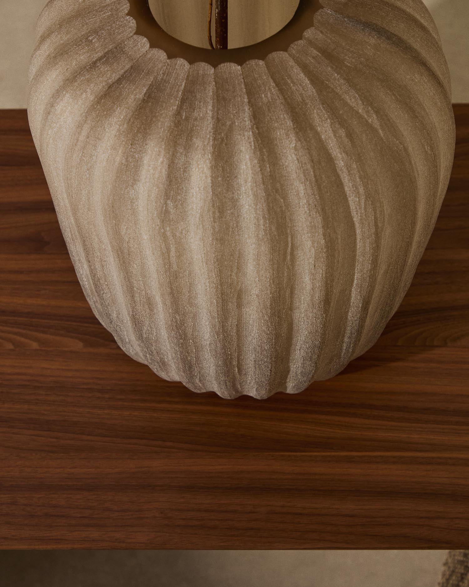 Verleihen Sie Ihrem Raum mit der 27 cm hohen Vase Lumia aus beigem Glas von Kave Home einen Hauch von Eleganz und Stil.