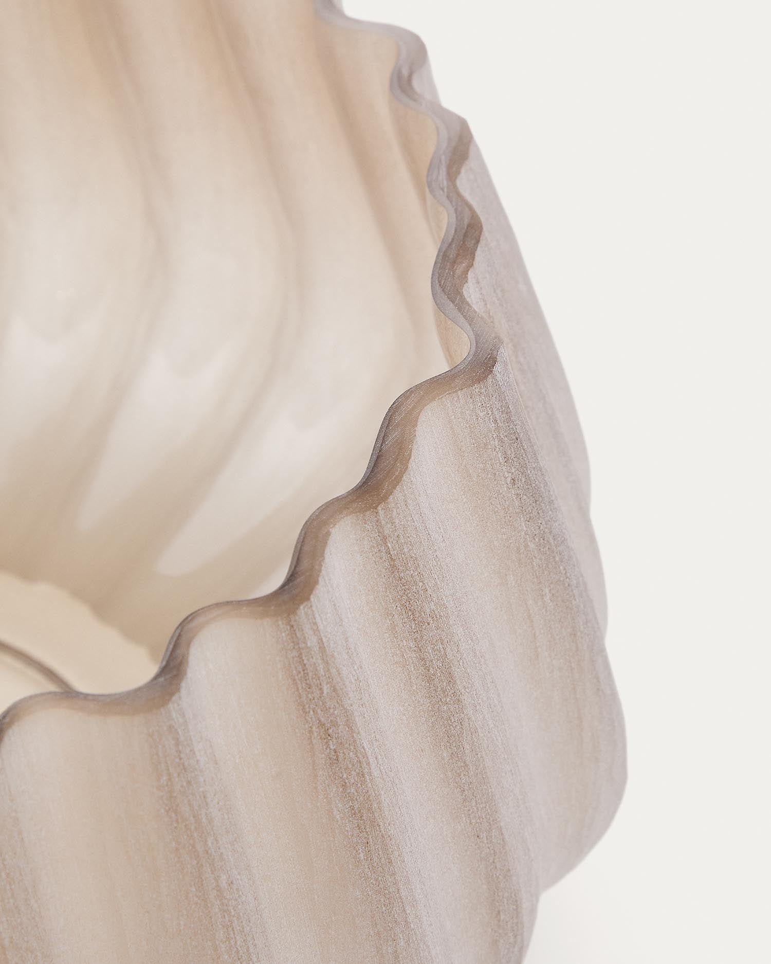 Verleihen Sie Ihrem Zuhause mit der 16 cm hohen Vase Lumia aus beigem Glas von Kave Home einen Hauch von Eleganz. Ideal für jede Einrichtung!