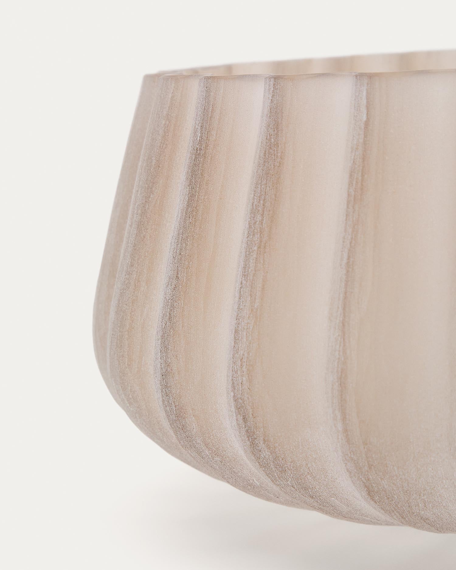 Entdecken Sie die 16 cm hohe Vase Lumia aus beigem Glas von Kave Home – ein elegantes Dekorationsstück, das jedem Raum Stil verleiht.