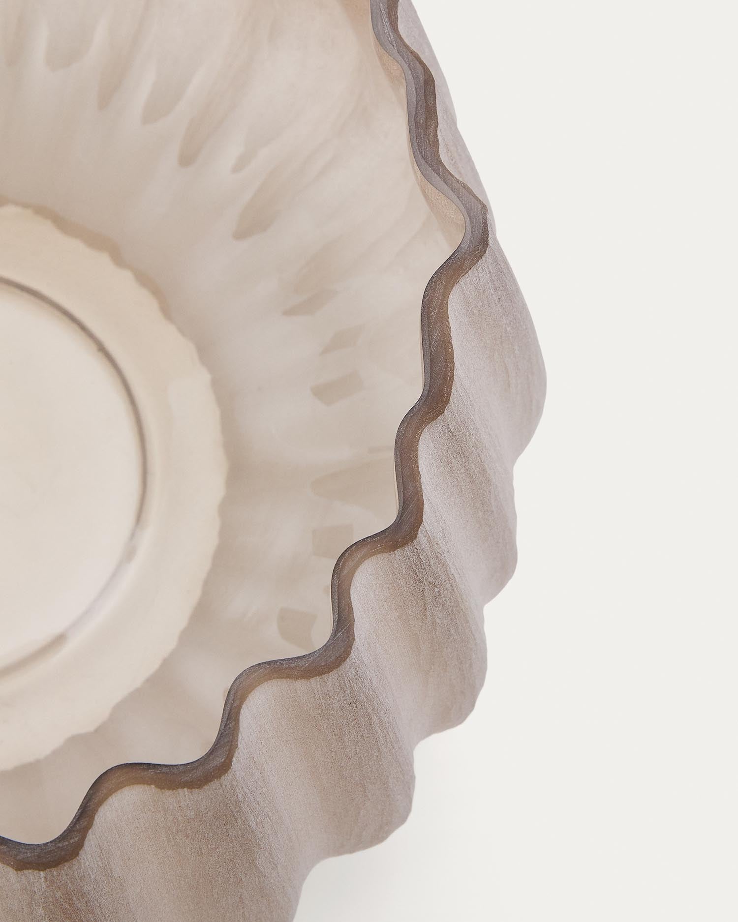 Verleihen Sie Ihrem Zuhause mit der 16 cm hohen Vase Lumia aus beigem Glas von Kave Home zeitlose Eleganz und Stil. Ein Must-have für jede Einrichtung!