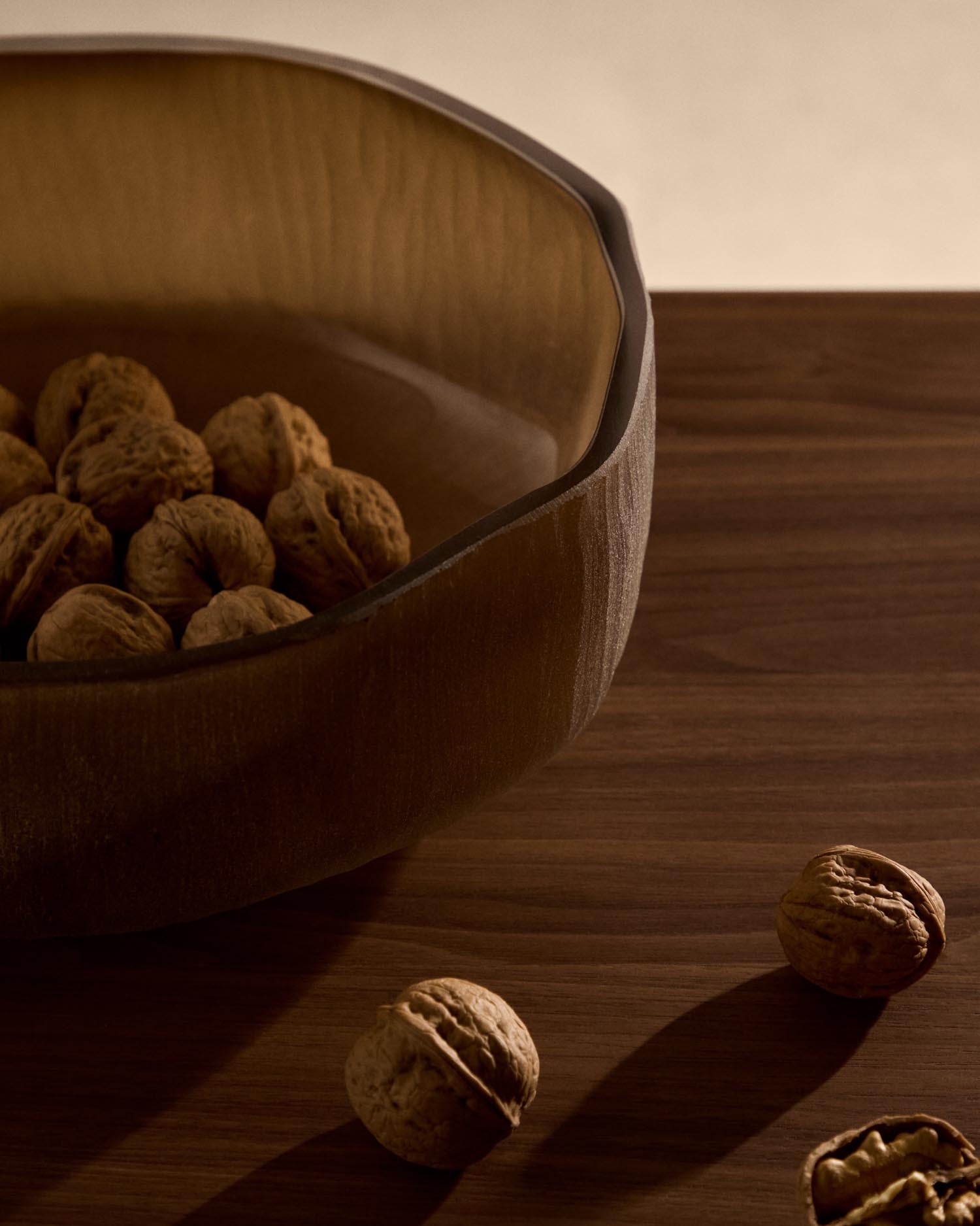 Entdecken Sie den eleganten Tafelaufsatz Terrava aus braunem Glas von Kave Home. Ein stilvolles Highlight für jedes Zuhause!