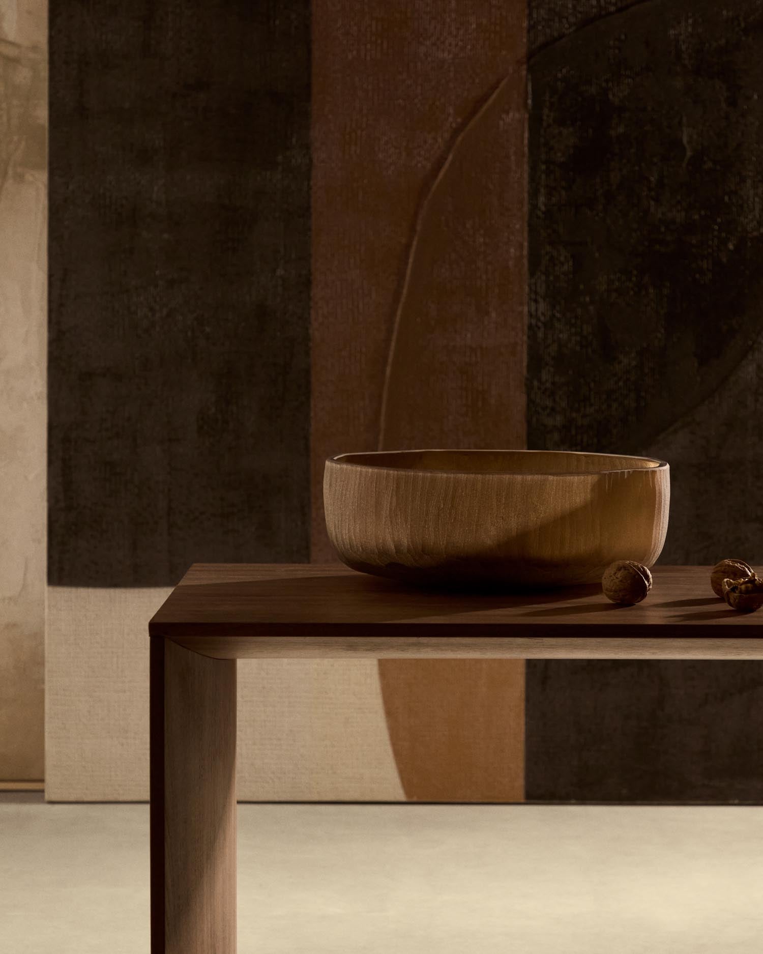 Verleihen Sie Ihrem Raum mit dem Tafelaufsatz Terrava aus braunem Glas von Kave Home einen Hauch von Eleganz und Stil. Ein Must-have für jedes Zuhause!