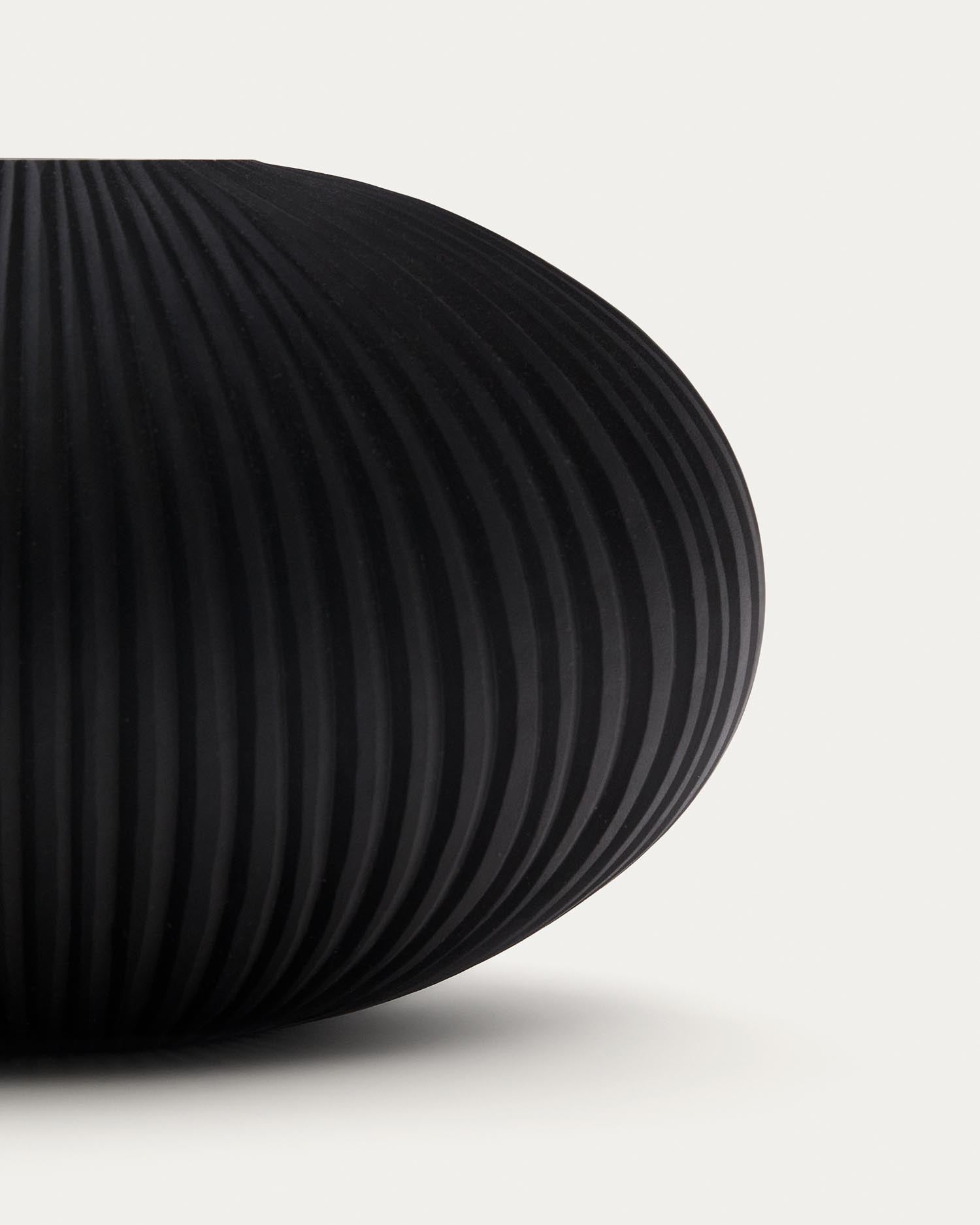 Die stilvolle Vase Nivra aus dunkelgrauem Glas (19 cm) von Kave Home bringt Ruhe und Eleganz in jeden Raum.