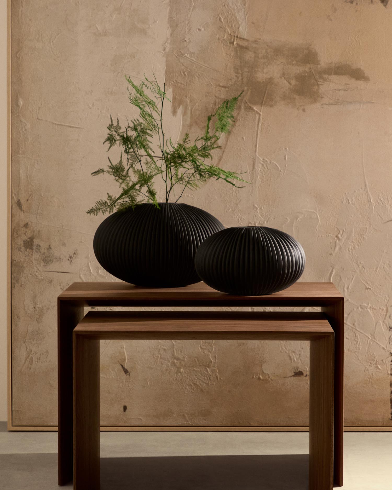 Entdecken Sie die stilvolle Vase Nivra aus dunkelgrauem Glas (19 cm) von Kave Home – ein elegantes Highlight für jede Einrichtung.