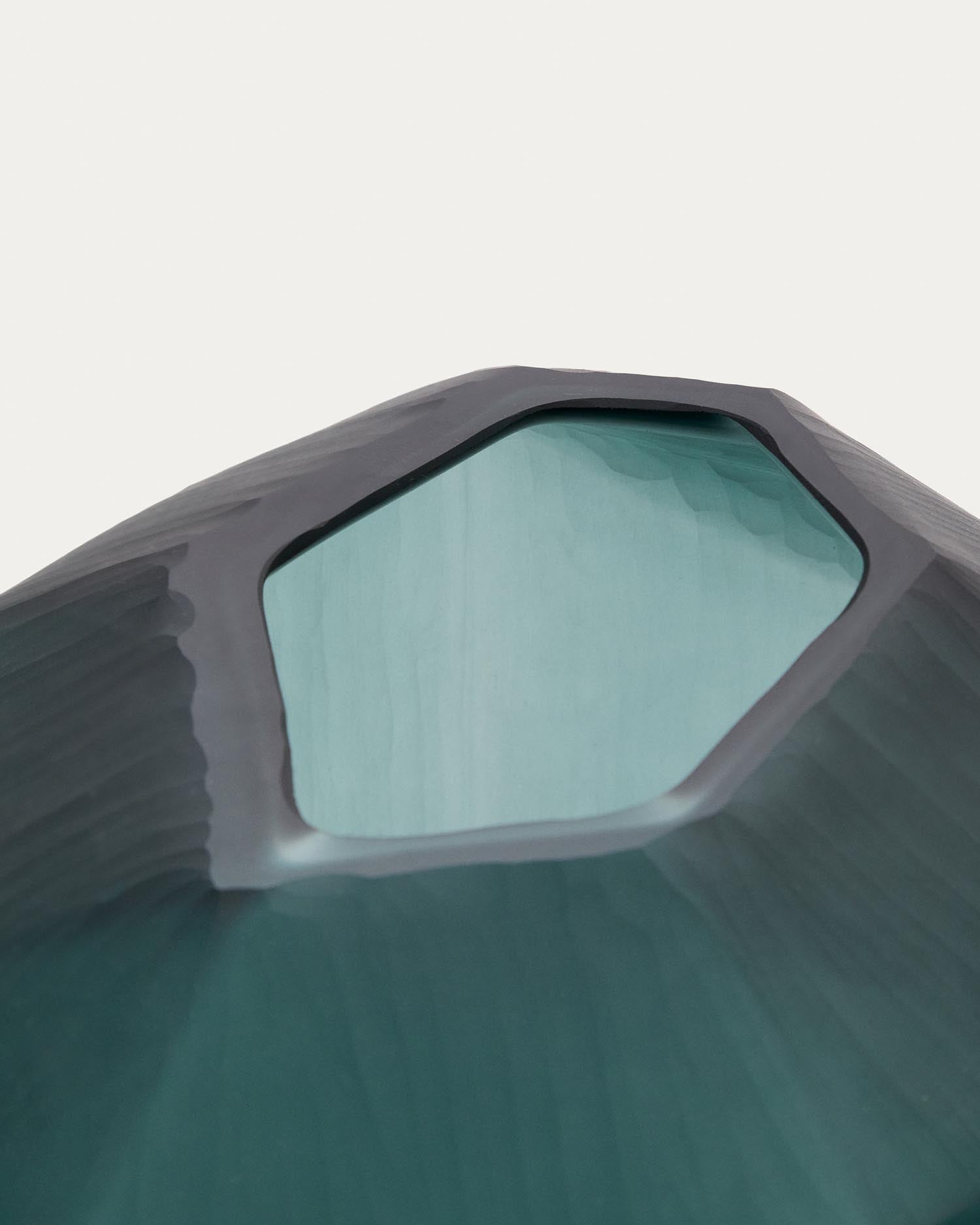 Verleihen Sie Ihrem Zuhause mit der 45,5 cm hohen Vase Geonix aus grünem Glas von Kave Home einen Hauch von modernem Stil und Eleganz!